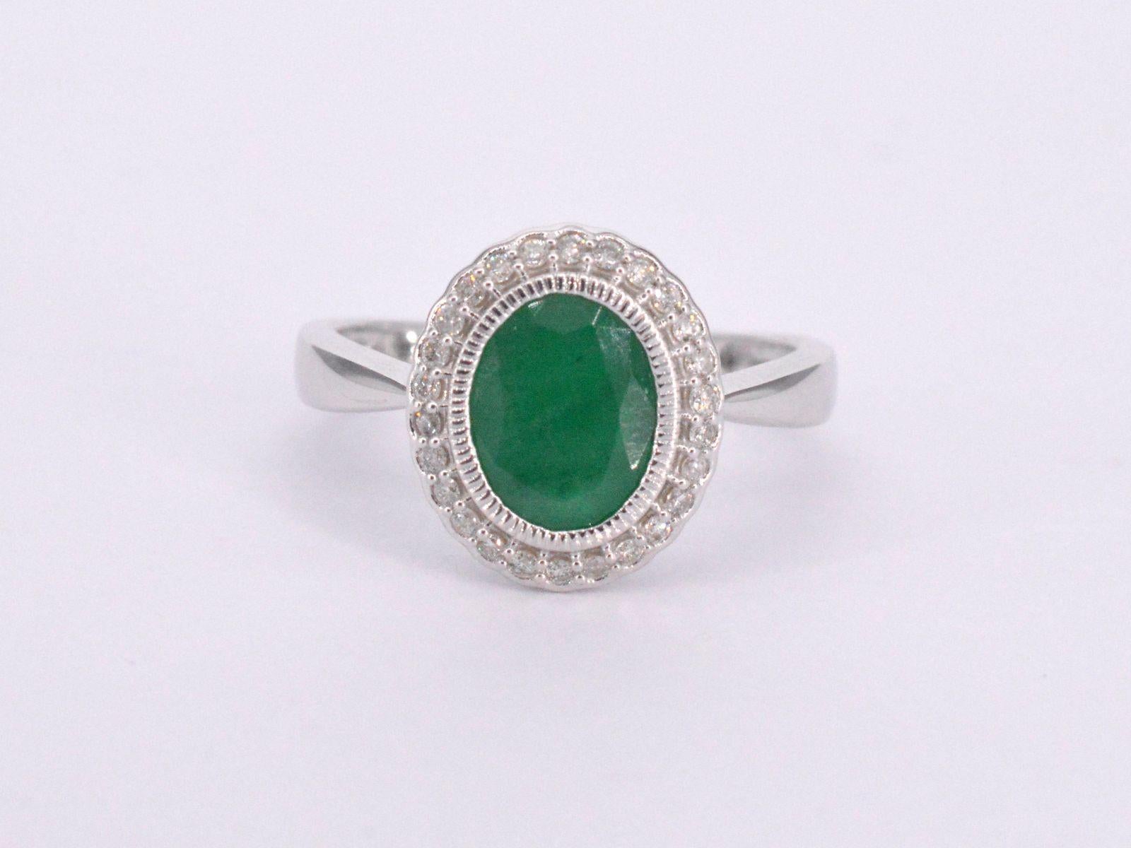 Women's White gold entourage ring with diamonds and emerald For Sale