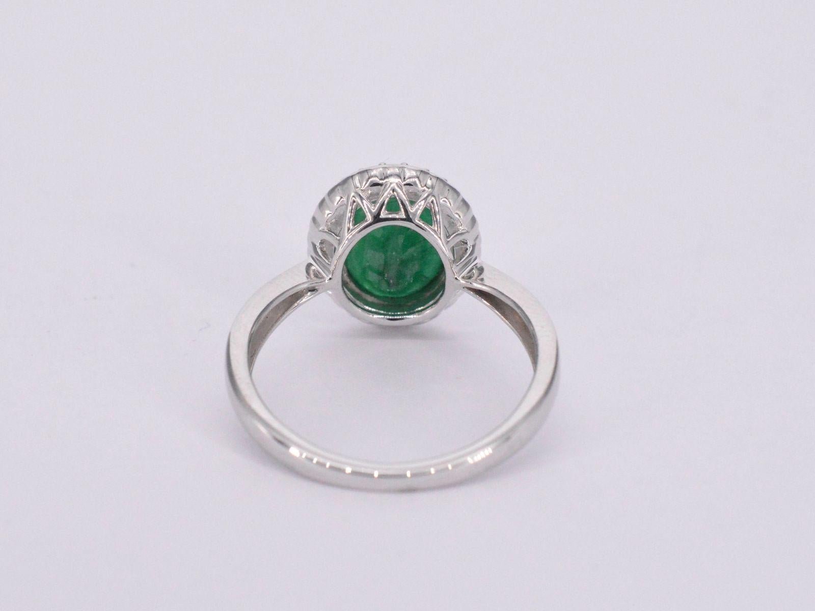 White gold entourage ring with diamonds and emerald For Sale 1