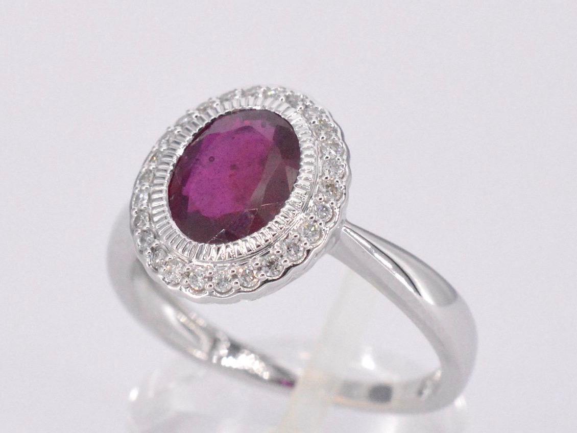 Brilliant Cut White gold entourage ring with diamonds and ruby For Sale