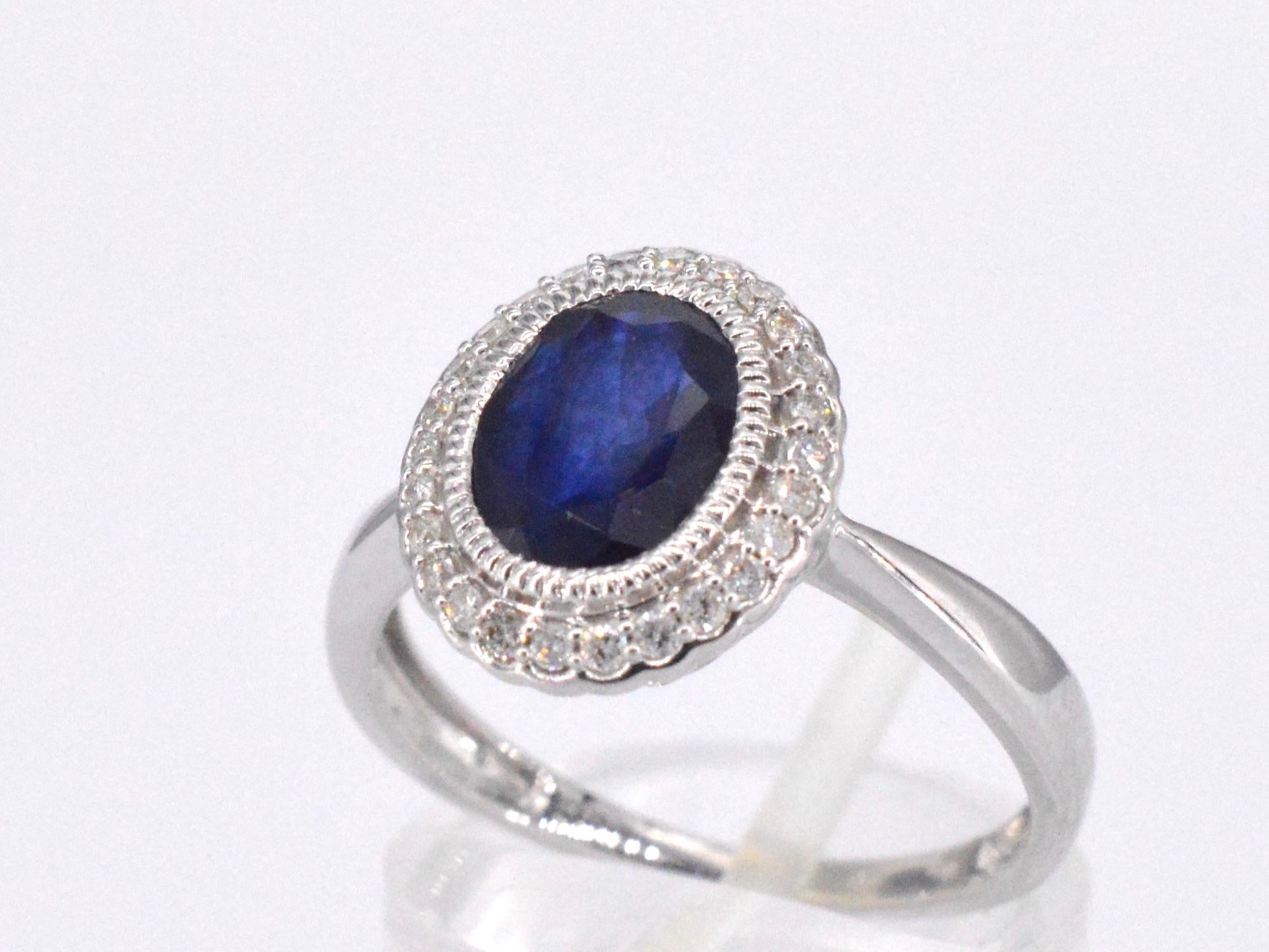 Brilliant Cut White gold entourage ring with diamonds and sapphire For Sale