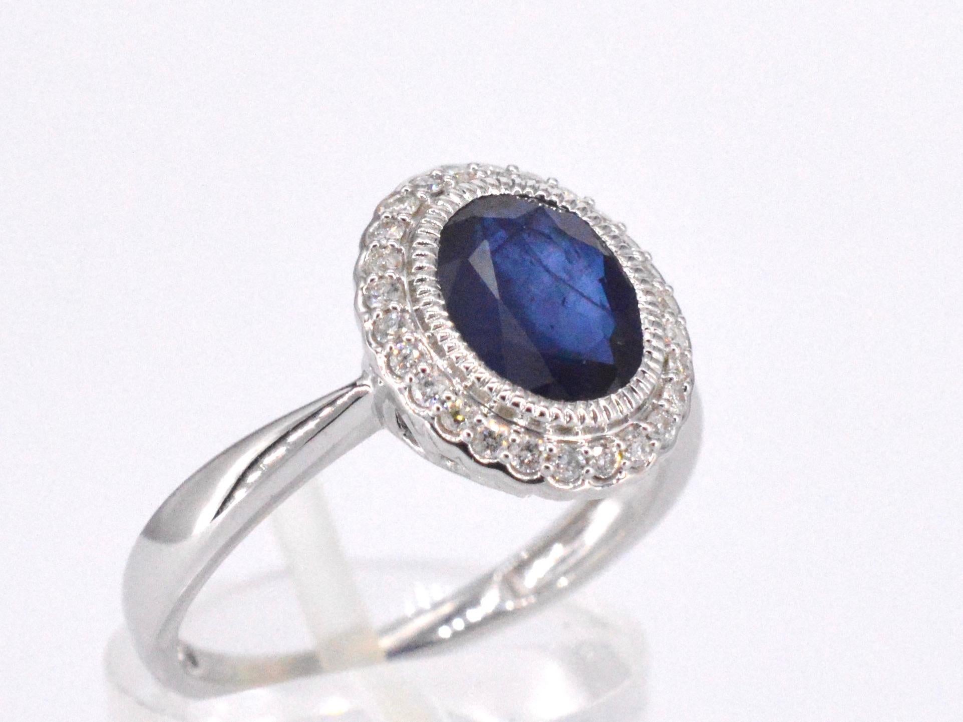 White gold entourage ring with diamonds and sapphire In New Condition For Sale In AMSTELVEEN, NH