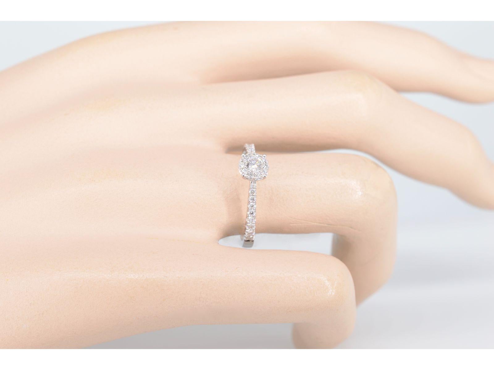 Cette bague est ornée de diamants naturellement brillants qui pèsent au total 0,40 carats. Les diamants sont taillés en brillant, présentent une gamme de couleurs F-G et un niveau de pureté VS, avec une très bonne qualité de broyage. 

La bague