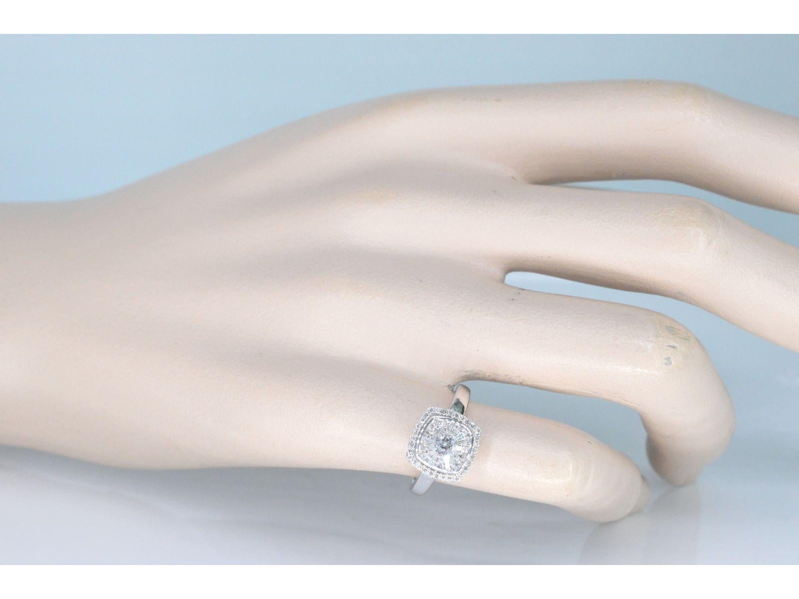 Questo splendido anello d'oro a 14 carati è un vero capolavoro, caratterizzato da una splendida combinazione di diamanti a taglio brillante e baguette. Con un peso totale di 0,60 carati, i diamanti sono disposti con cura in modo da accentuarne la