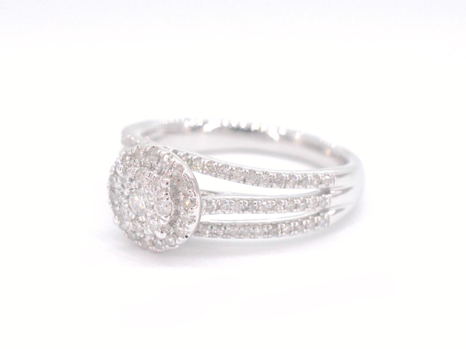 The white gold entourage ring with Diamonds is a stunning piece of jewelry that is sure to make a statement. Made from white gold, this ring features brilliant-cut diamonds that are arranged in a classic entourage style, with a center diamond