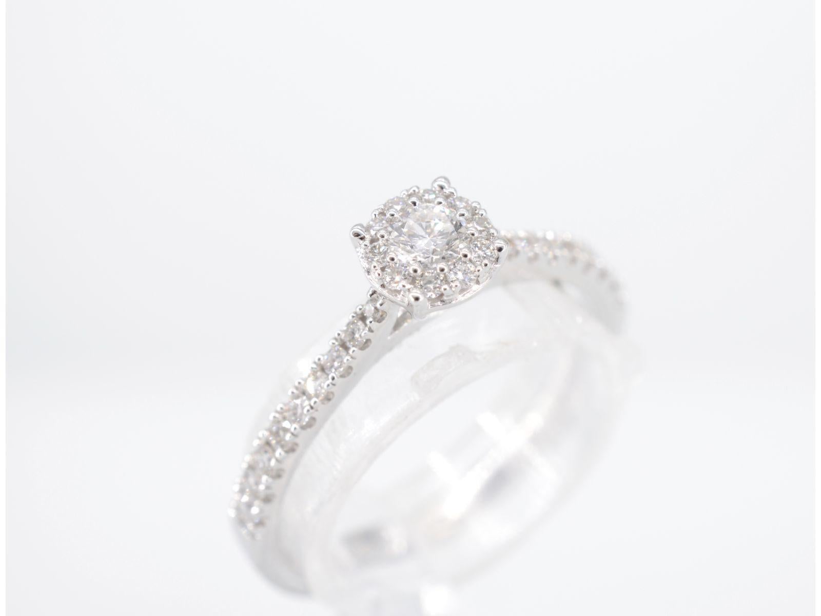 Contemporain Bague Entourage en or blanc avec diamants en vente
