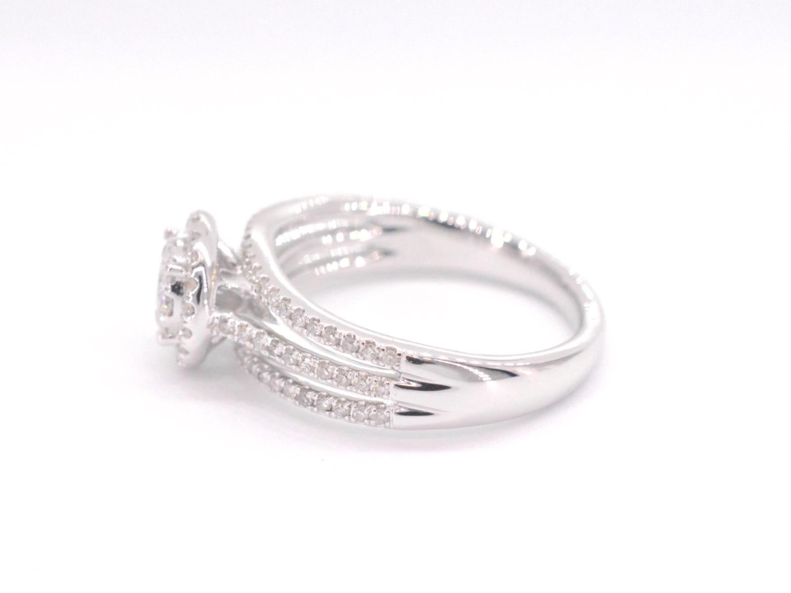 Taglio brillante Anello Entourage in oro bianco con diamanti in vendita