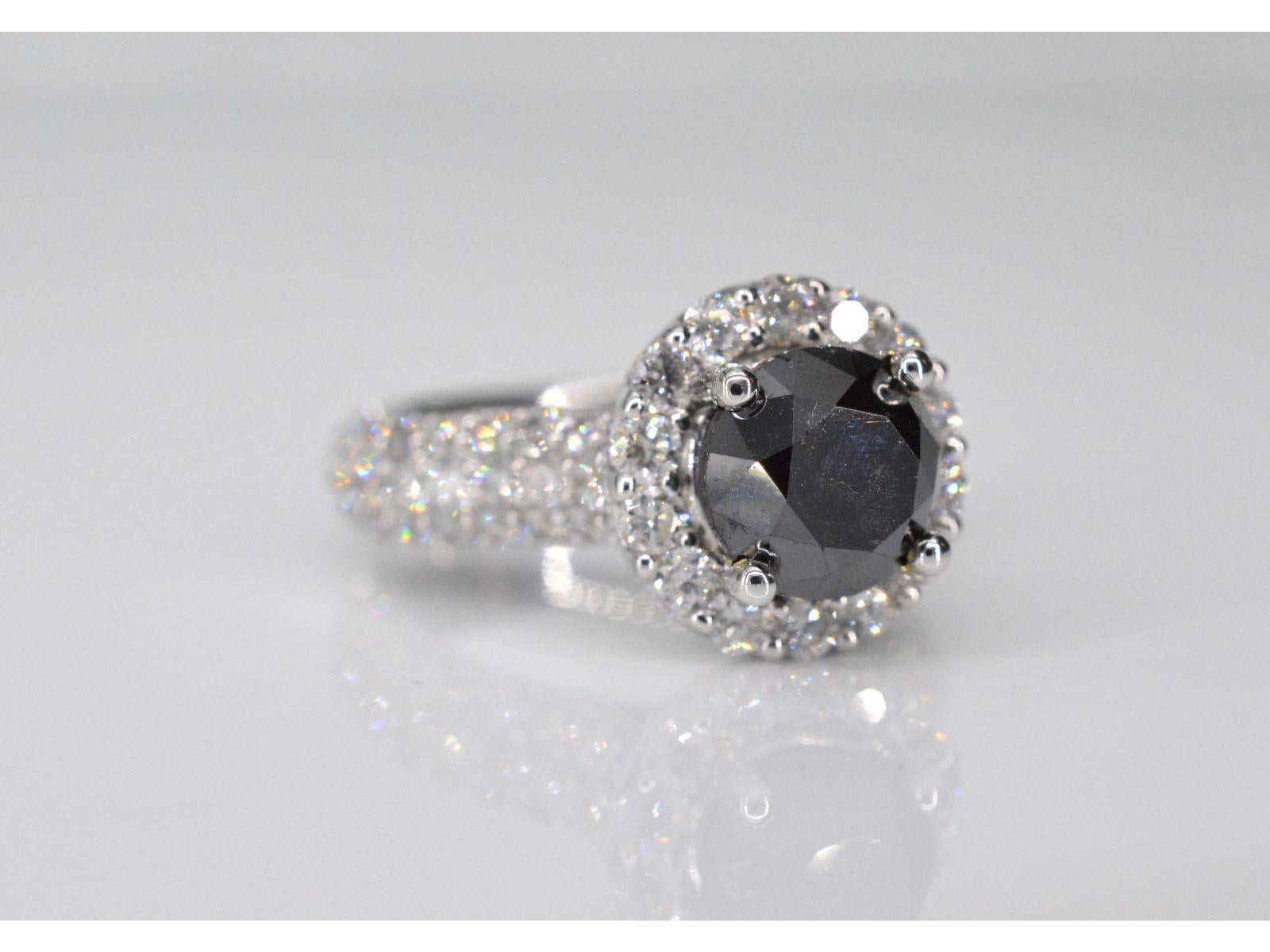 Contemporary White gold entourage ring with large diamonds and a black diamond For Sale