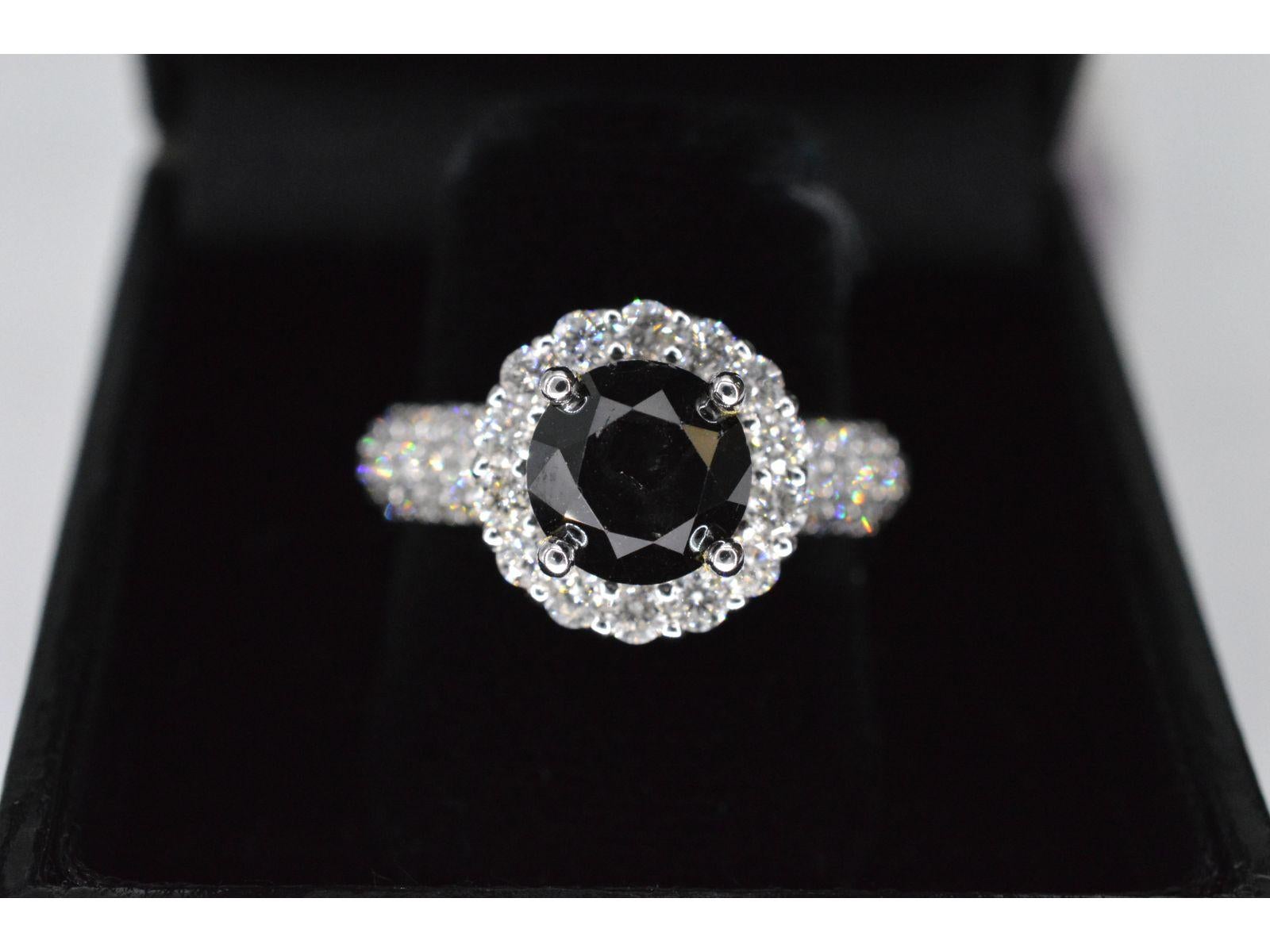 White Gold Entourage Ring with Large Diamonds and a Black Diamond In Excellent Condition For Sale In AMSTELVEEN, NH