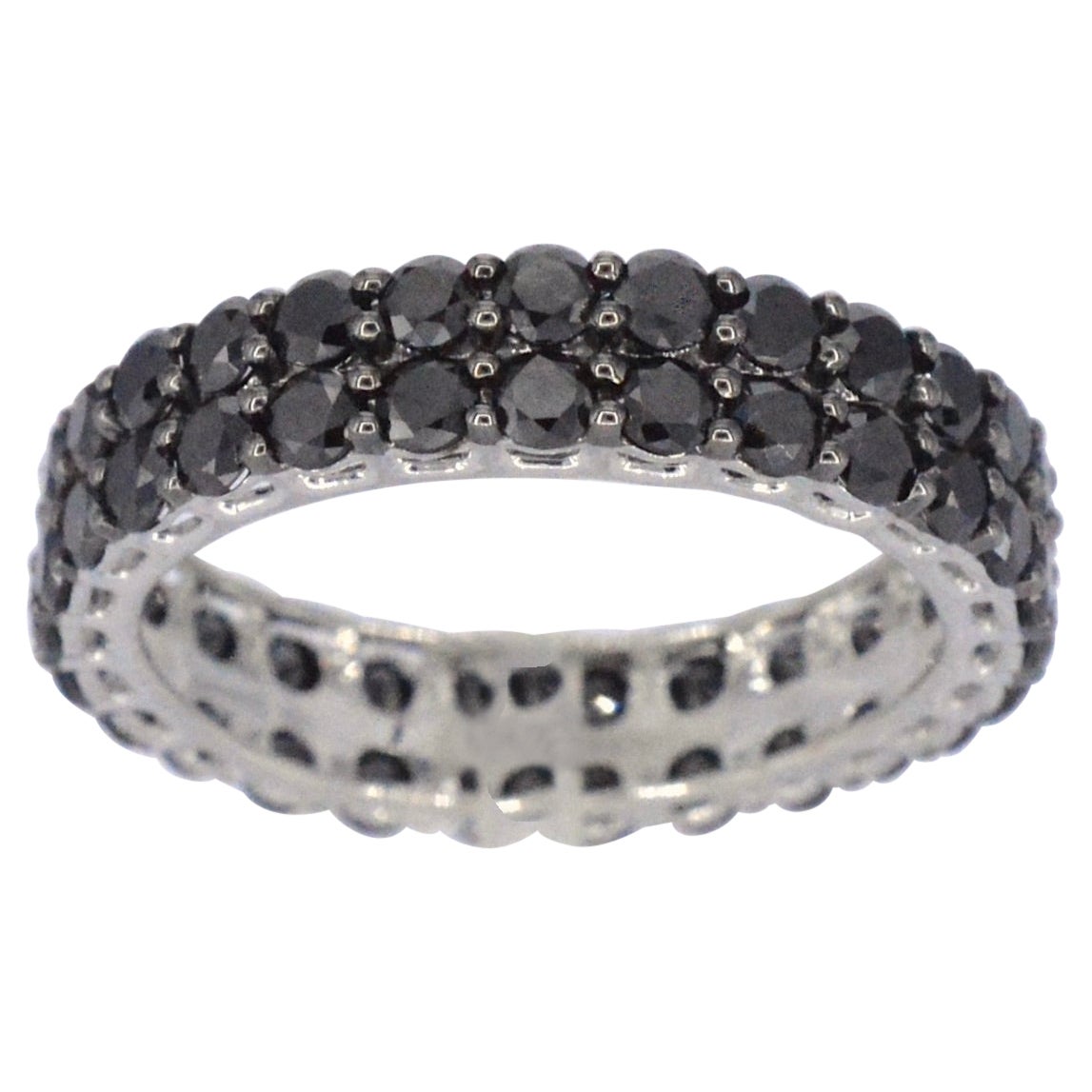 Bague d'éternité en or blanc avec diamants noirs