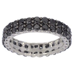 Bague d'éternité en or blanc avec diamants noirs