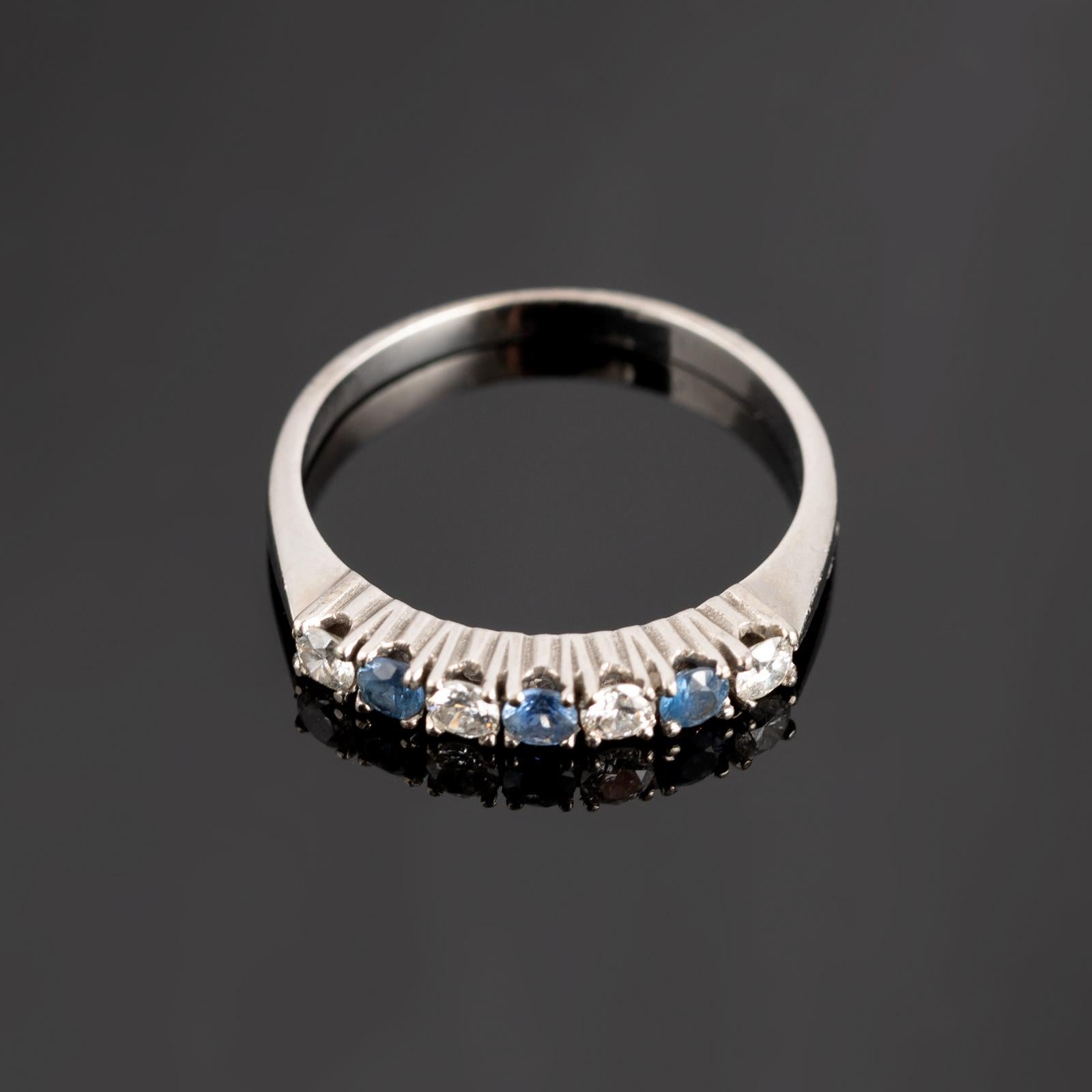 White Gold Eternity Ring with Sapphires and Diamonds – Contemporary Design In Excellent Condition For Sale In Lisboa, PT