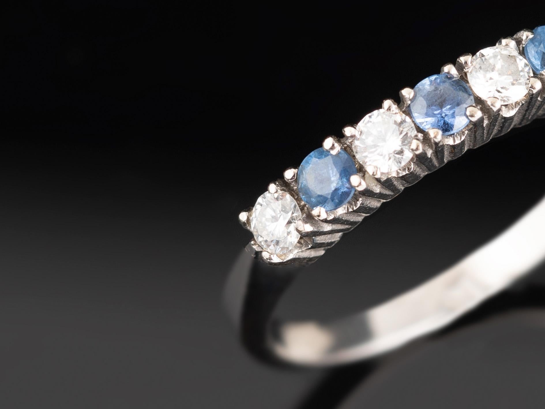 Bague d'éternité en or blanc avec saphirs et diamants - Design/One contemporain Unisexe en vente