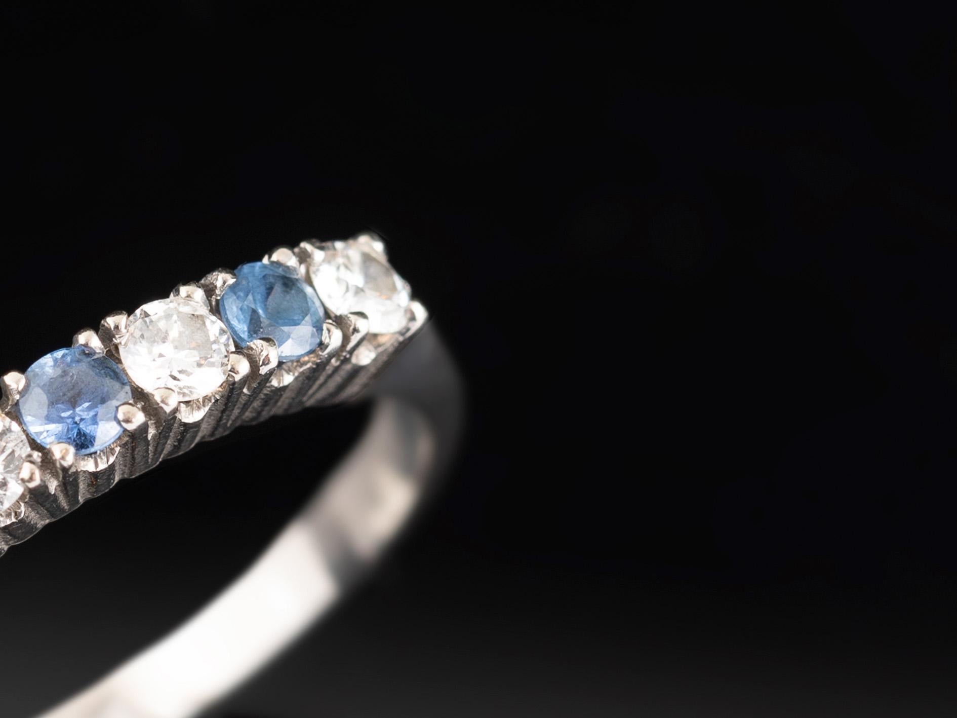 Bague d'éternité en or blanc avec saphirs et diamants - Design/One contemporain en vente 1