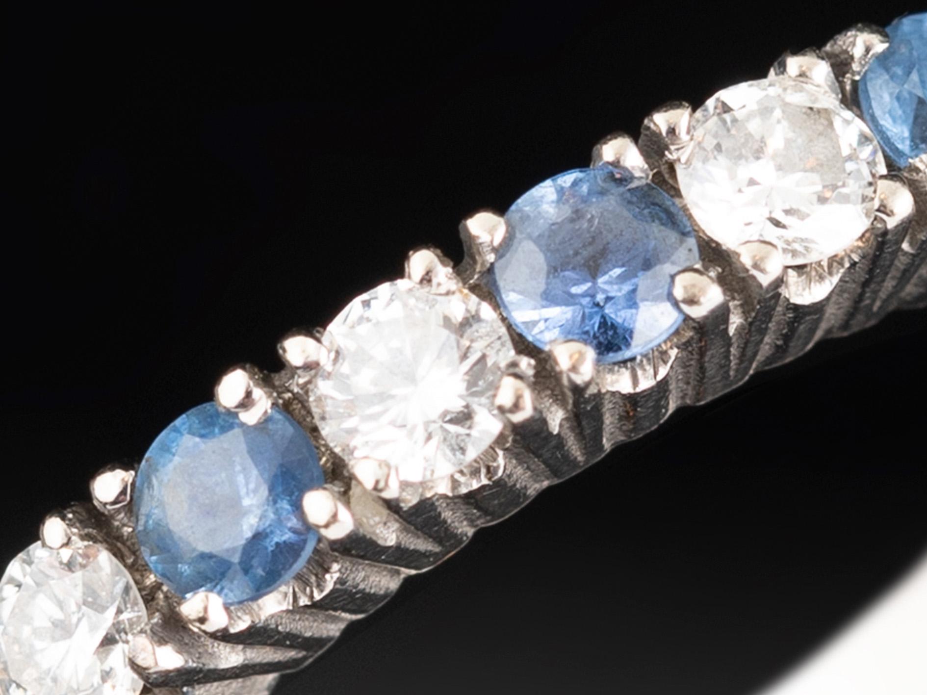 Bague d'éternité en or blanc avec saphirs et diamants - Design/One contemporain en vente 2