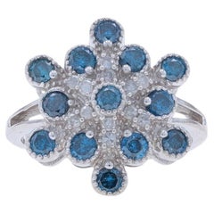 Anillo de Cóctel de Oro Blanco Fancy Blue Diamond Snowflake Cluster 14k 1.00ctwTratado