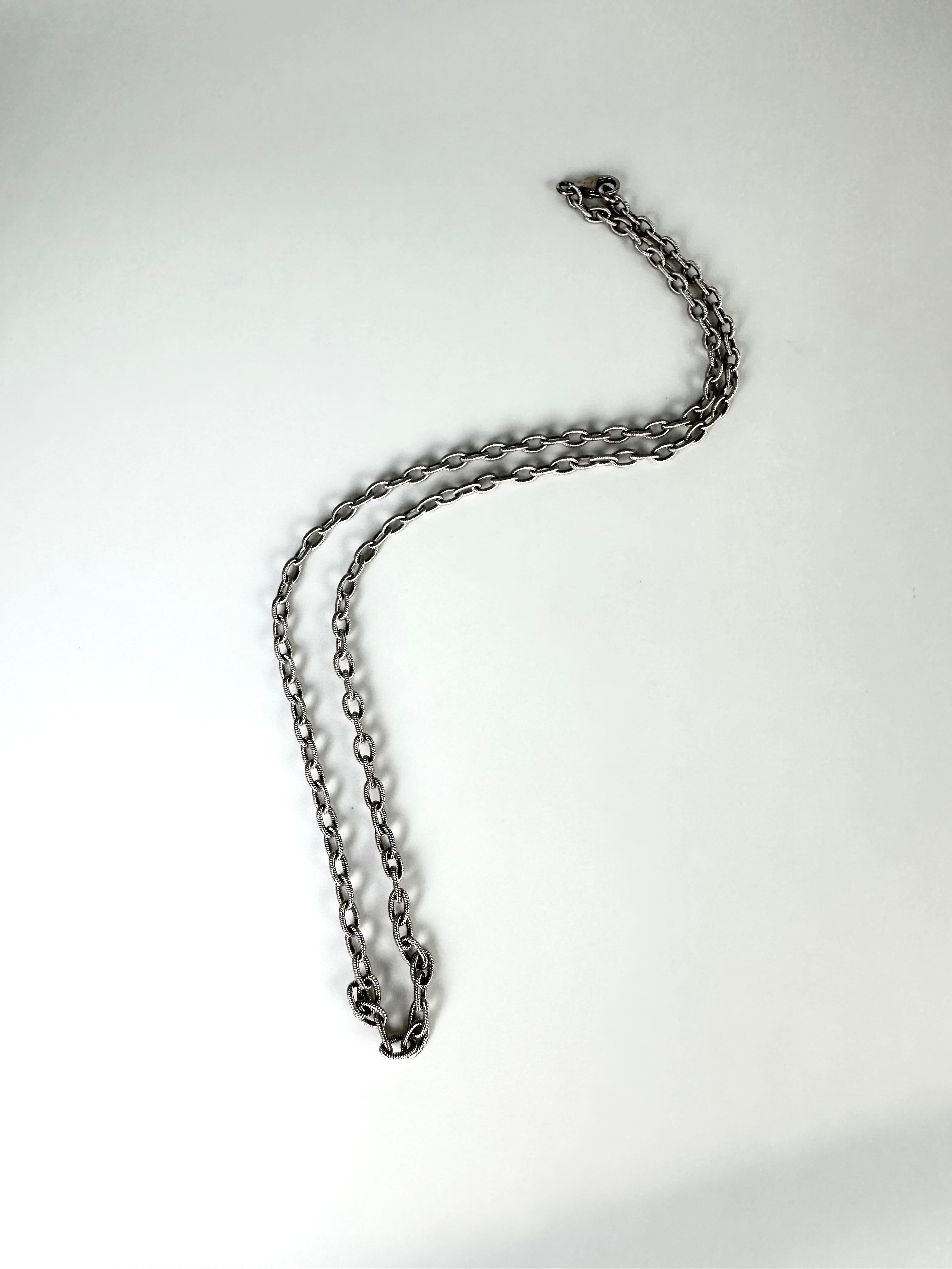 Catena personalizzata unica nel suo genere, realizzata a mano con perline fantasia in oro bianco 18KT. Molto ben fatto, ogni link è semplicemente impeccabile. La catena è comoda da abbinare a qualsiasi gioiello, ma anche bella da sola. 

METALLO: