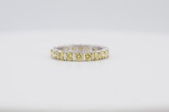 Bague éternité en or blanc sertie de diamants jaunes fantaisie