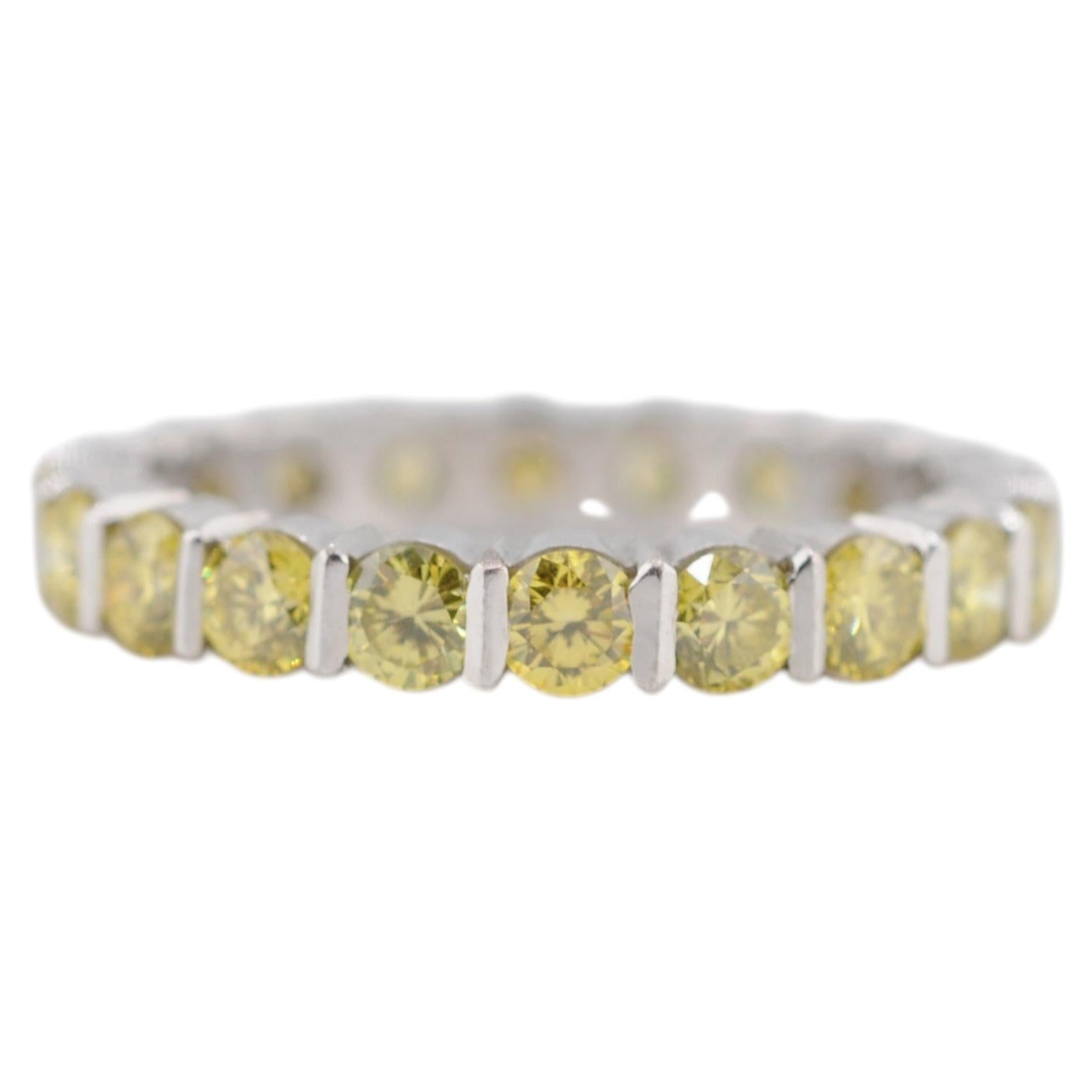 Bague éternité en or blanc sertie de diamants jaunes fantaisie
