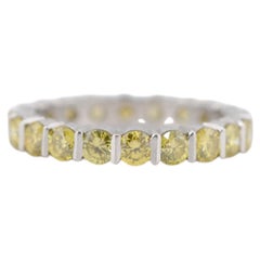 Bague éternité en or blanc sertie de diamants jaunes fantaisie