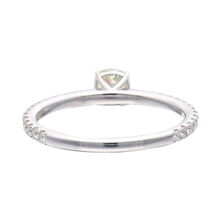 White Gold Fancy Yellowish Green Diamond and Diamond Ring In New Condition For Sale In New York, US
