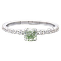 Bague fantaisie en or blanc, diamant vert jauneâtre et diamant