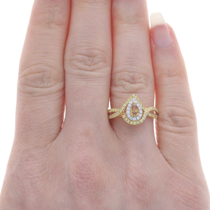 Taille poire Bague de halo en or blanc avec diamant de couleur jaune orangé - 18k Pear .80ctw Engagement en vente