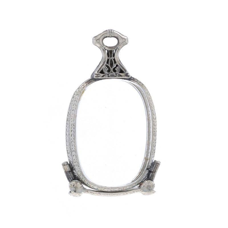 Epoche: Art Deco

Metallgehalt: 1/10 12k Gold gefüllt

Stil: Lorgnette-Brille
Art des Verschlusses: Zugknopf-Verschluss
Thema: Vintage Lupen
Merkmale: Geätzte Detaillierung

Messungen

Höhe (vom stationären Bügel): 1 31/32