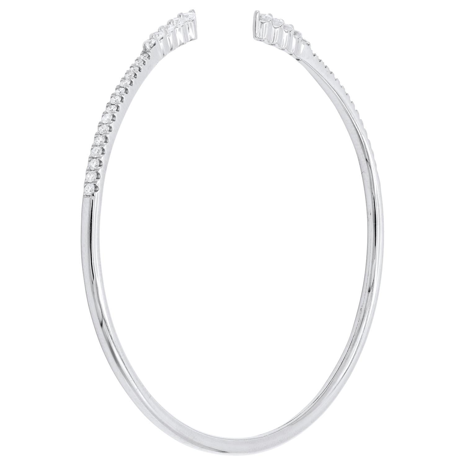 With this exquisite diamond bangle, style and glamour are in the spotlight. This 14-karat white gold flexible bracelet is made from 4.2 grams of gold. The top is adorned with one row of SI1-0SI2, GH color diamonds made out of 40 diamonds totaling