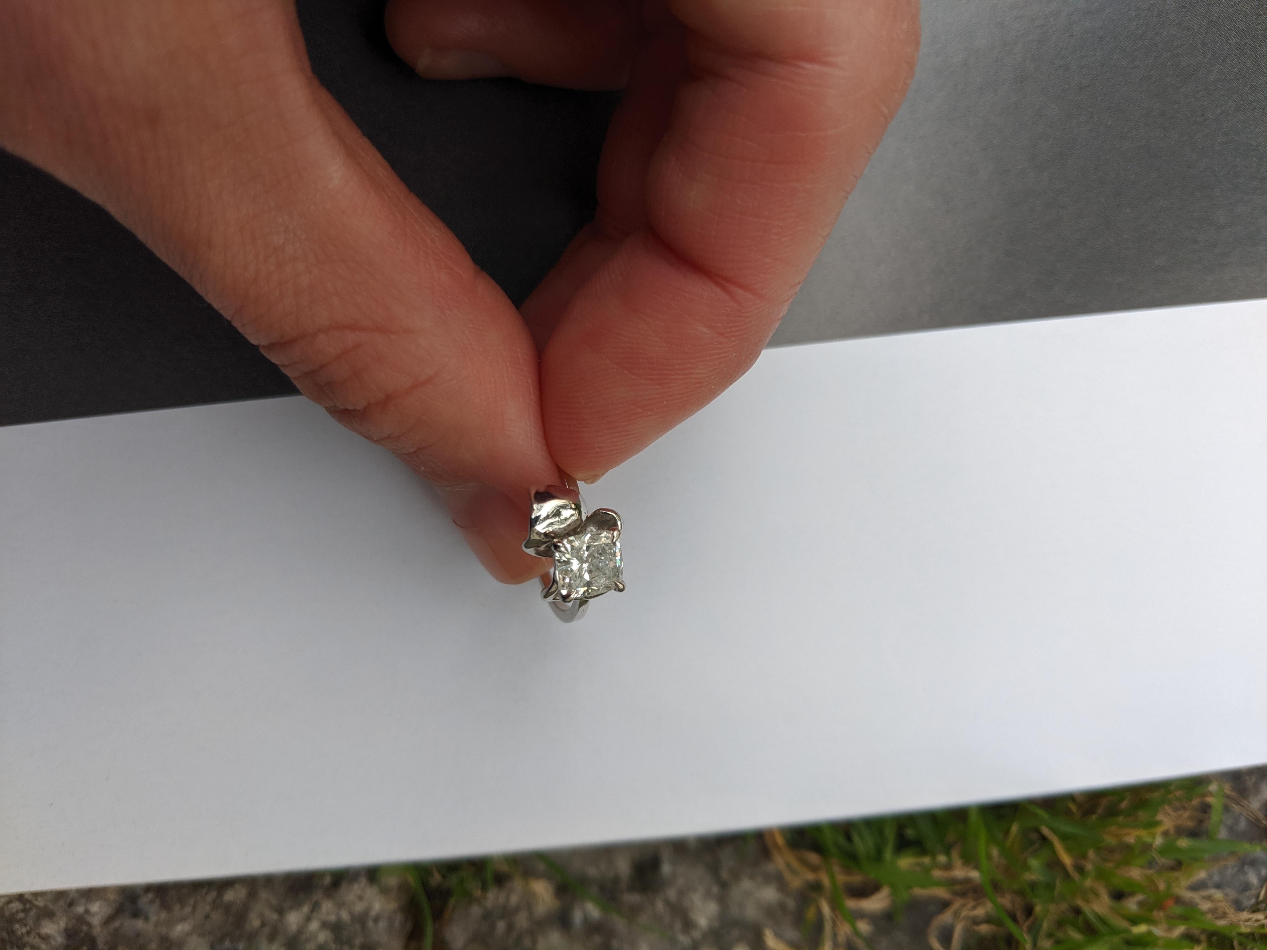 Weißgold-Blumen-Verlobungsring aus Weißgold mit einem Karat Diamant im Kissenschliff im Angebot 8