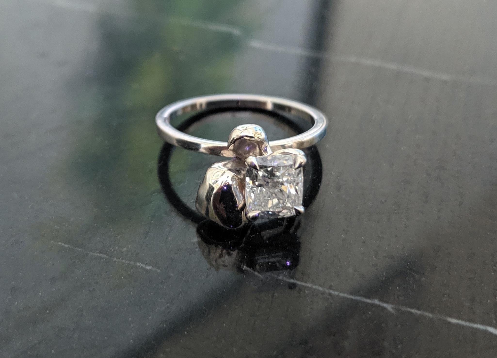 White Gold Flower Engagement Ring with One Carat Cushion Crashed Ice Diamond In New Condition For Sale In Berlin, DE
