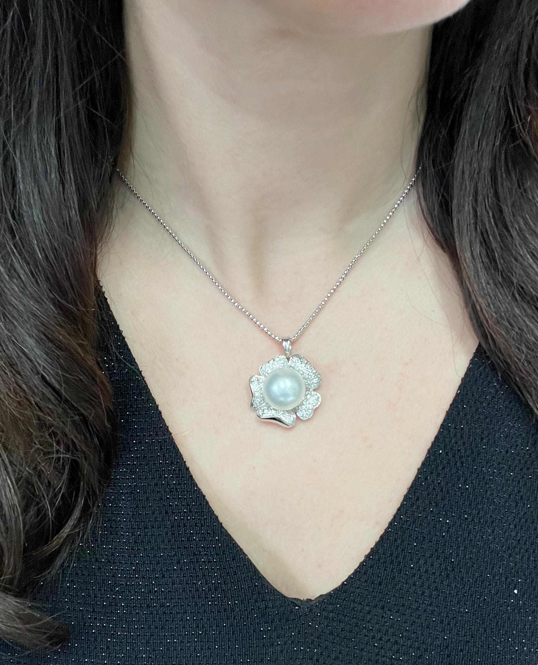 Contemporary White Gold Flower Pendant Necklace with South Sea Pearl For Sale