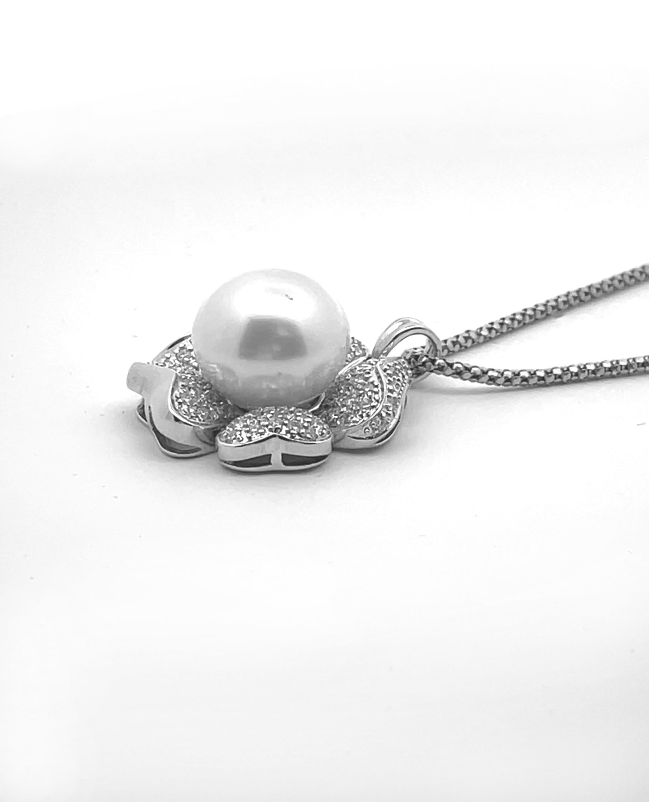 Round Cut White Gold Flower Pendant Necklace with South Sea Pearl For Sale