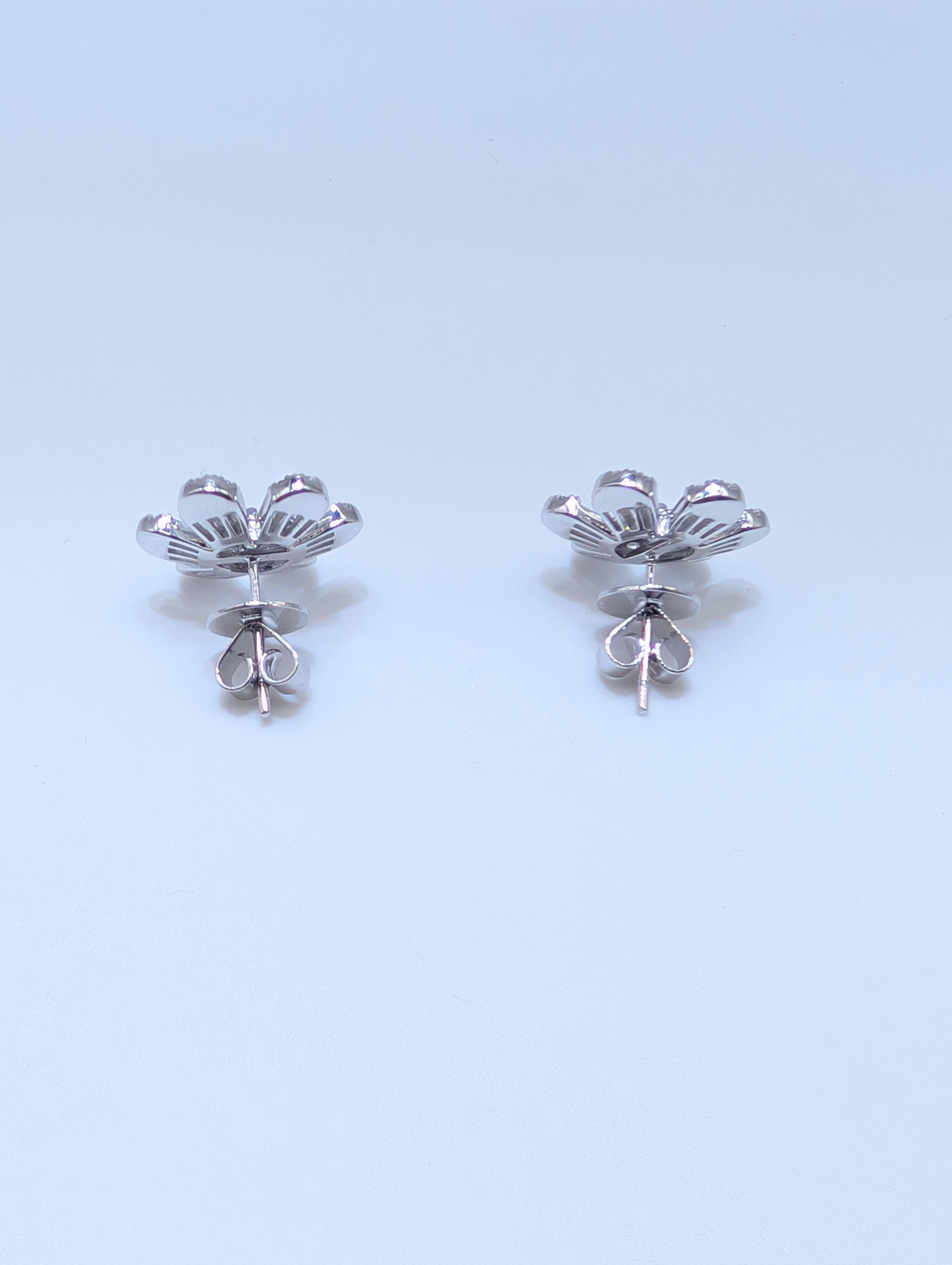 White Gold Flower Shape Diamond Stud Earrings with Baguette and Round Diamonds In New Condition For Sale In New York, US