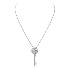 Pendentif clé squelette florale en or blanc avec diamants sertis en pavé et chaîne en platine