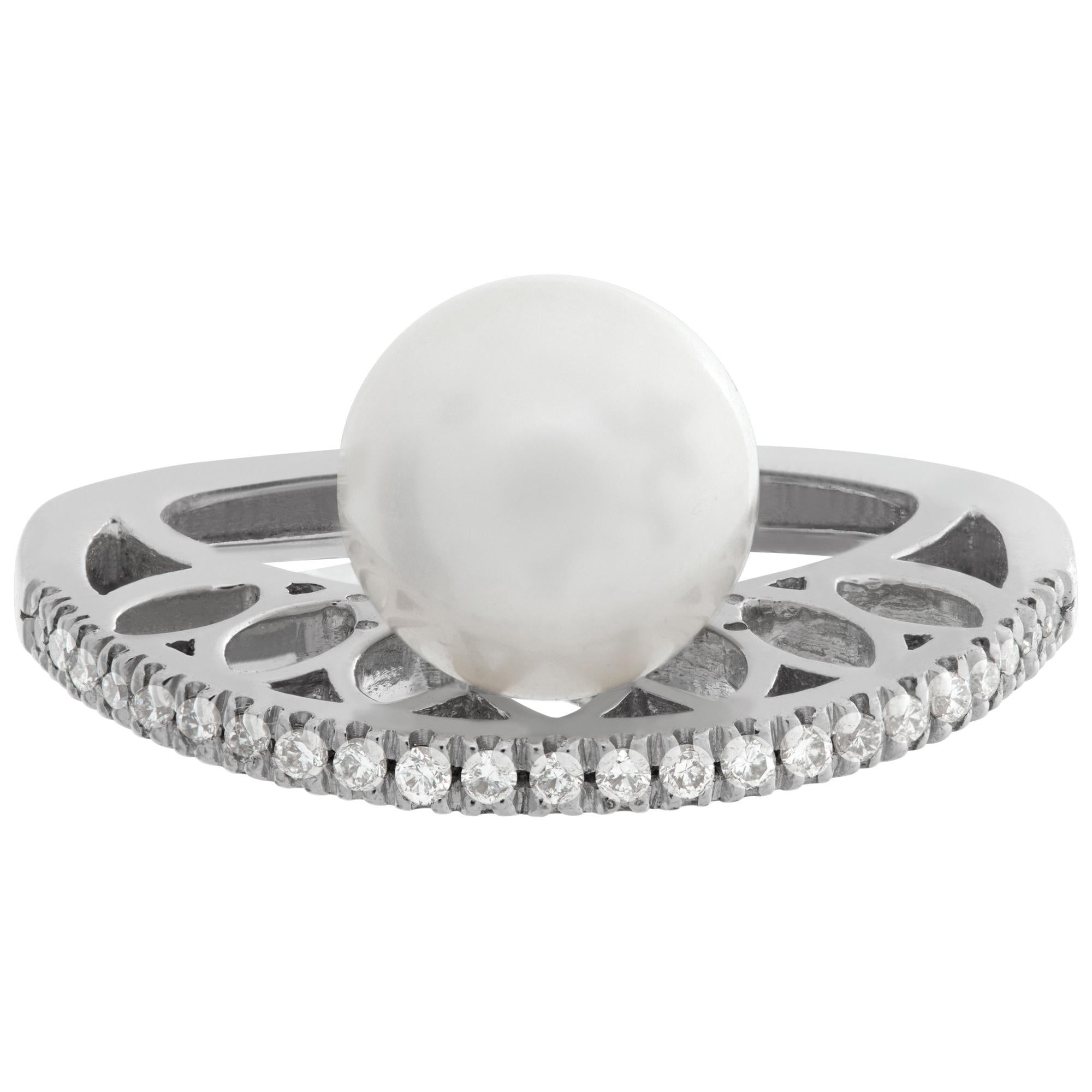Fresh water pearl (9.5 x10mm) & diamond ring with approx 0.20 carat round cut diamond accents set in 18k white gold. Size 7This Pearl/diamond ring is currently size 7 and some items can be sized up or down, please ask! It weighs 4.5 pennyweights and