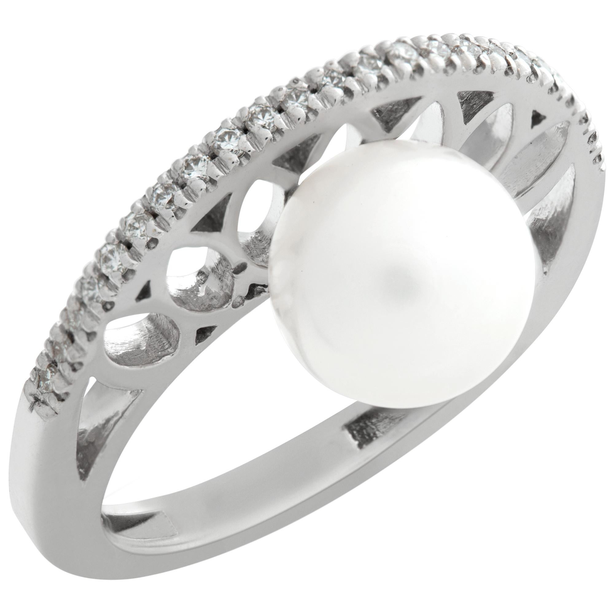 Round Cut White gold Fresh water pearl & diamond ring For Sale