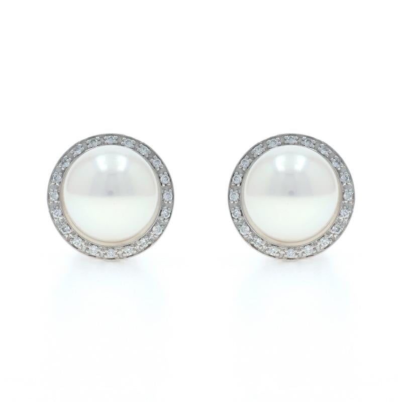 Contenu métallique : Or blanc 14k

Informations sur les pierres

Perles d'eau douce de culture
Diamètre : 8 mm - 9 mm

Diamants naturels
Carat(s) : .10ctw
Coupe : Brillant rond
Couleur : G
Clarté : VS1 - VS2

Total des carats : .10ctw

Style : Clou