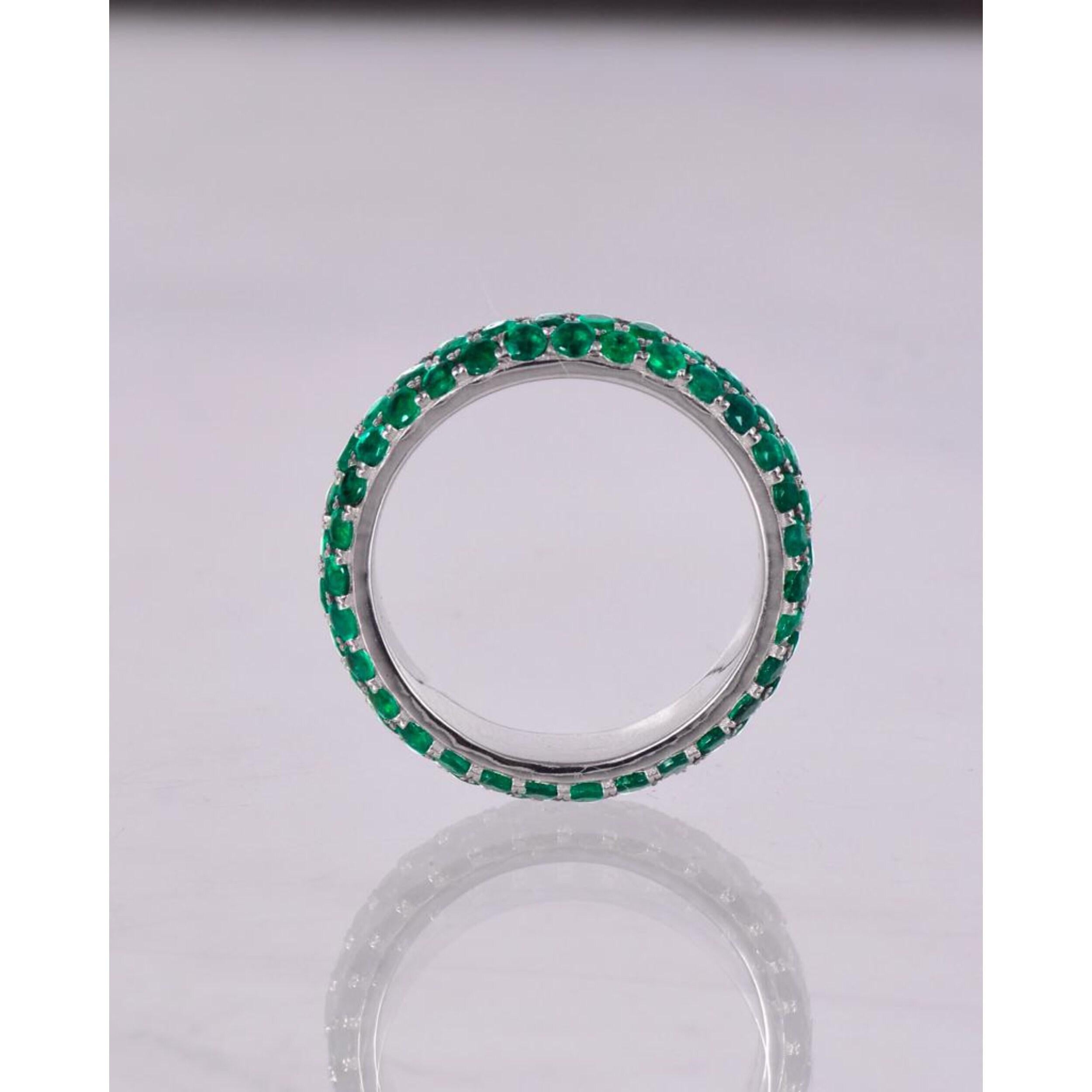 En venta: Alianza Esmeralda Eternidad Completa Oro Blanco, Anillo Apilable Esmeralda Natural  5
