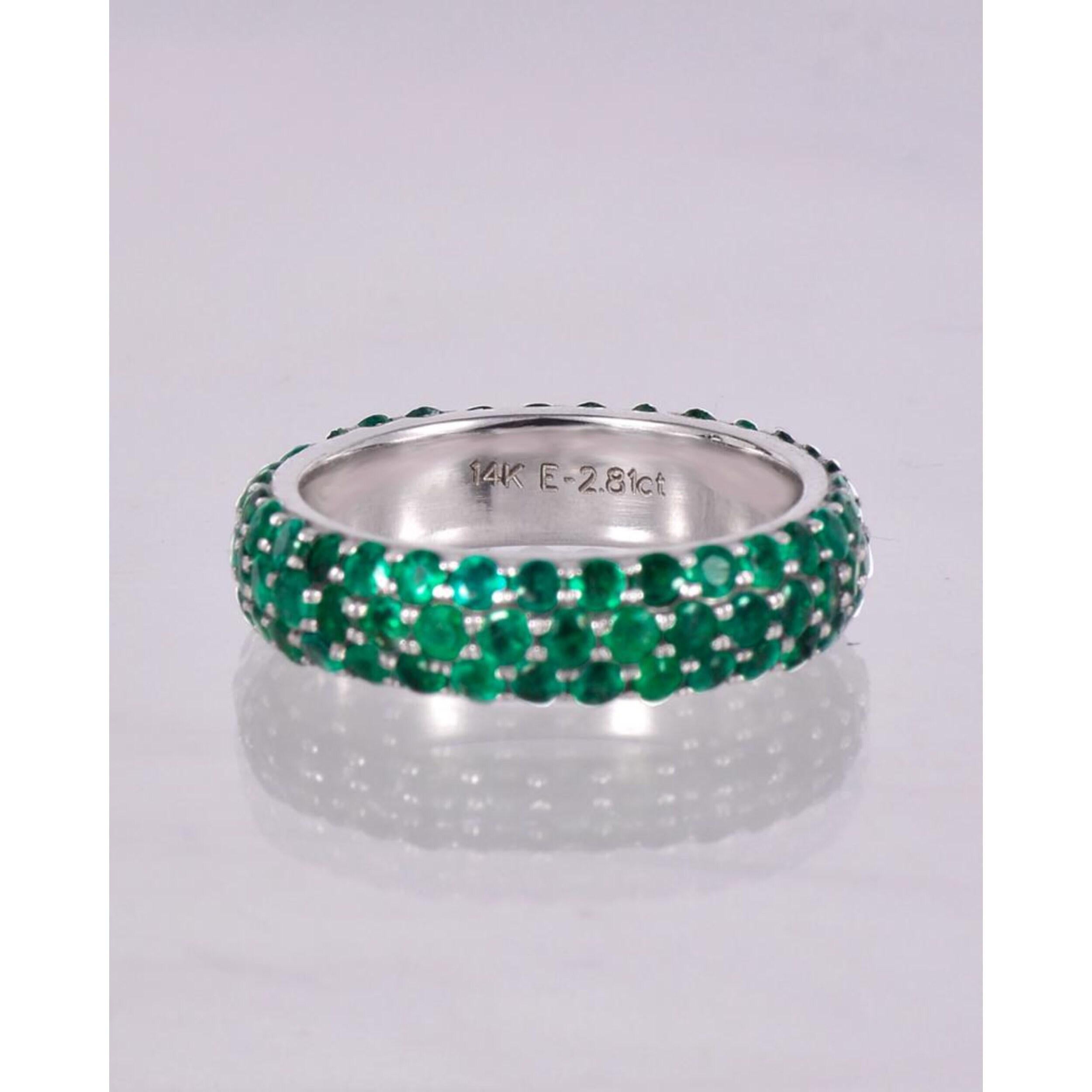 En venta: Alianza Esmeralda Eternidad Completa Oro Blanco, Anillo Apilable Esmeralda Natural  6