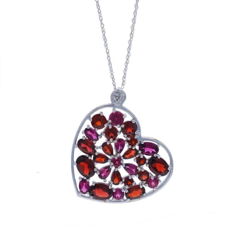 Contenuto del metallo: Oro bianco 14k

Informazioni su A. Stone

Granati Nature
Carati: 6,65ctw
Taglio: Ovale, rotondo e a pera
Colore: rosso

Granati di rodolite naturali
Carati: 2,63ctw
Taglio: Ovale, rotondo e a pera
Colore: rosso
