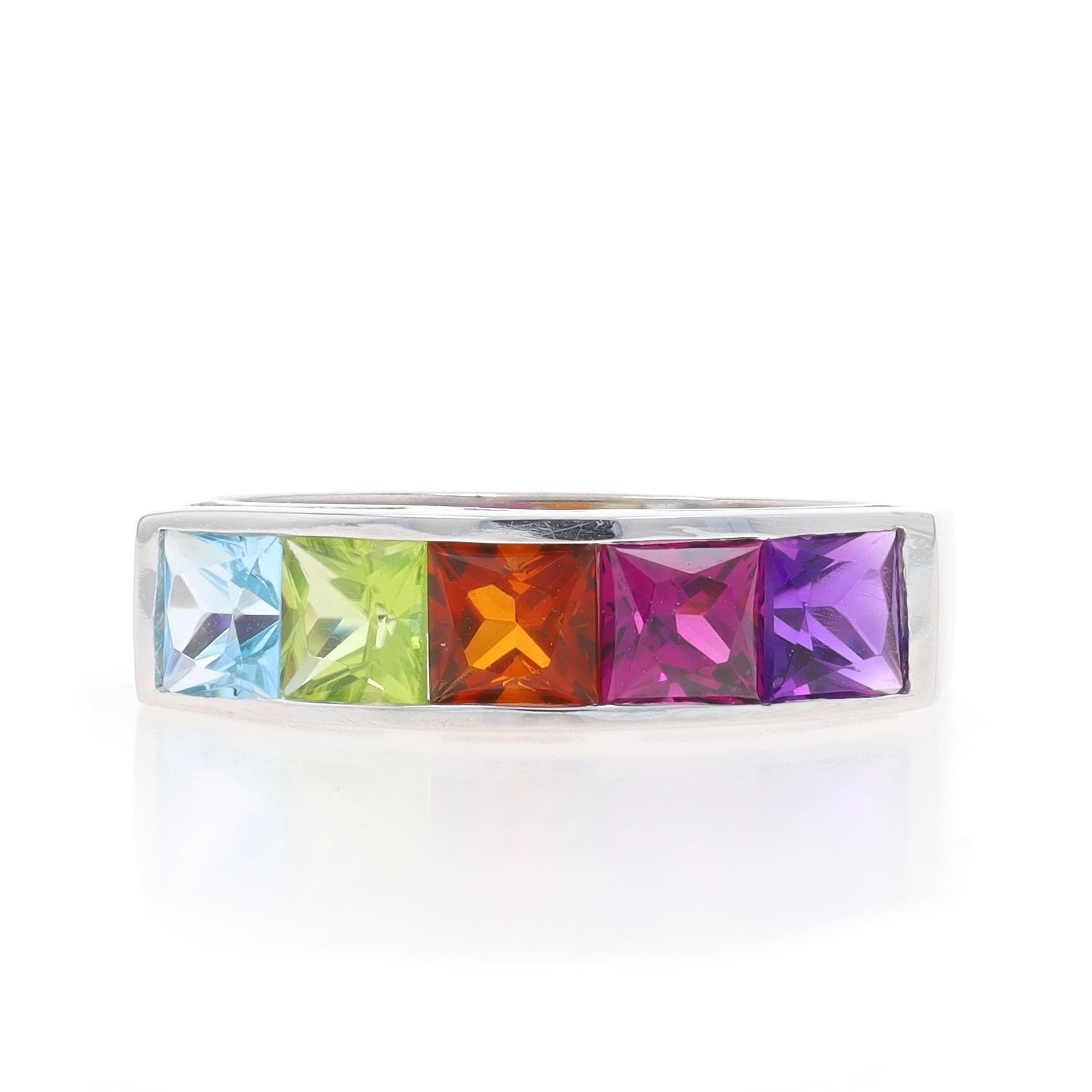 Dimensione: 6 1/2

Contenuto del metallo: Oro bianco 18k

Informazioni su A. Stone

Granato naturale
Carati: .43ct
Taglio: Principessa
Colore: arancione marroncino

Granato di rodolite naturale
Carati: .43ct
Taglio: Principessa
Colore: rosso