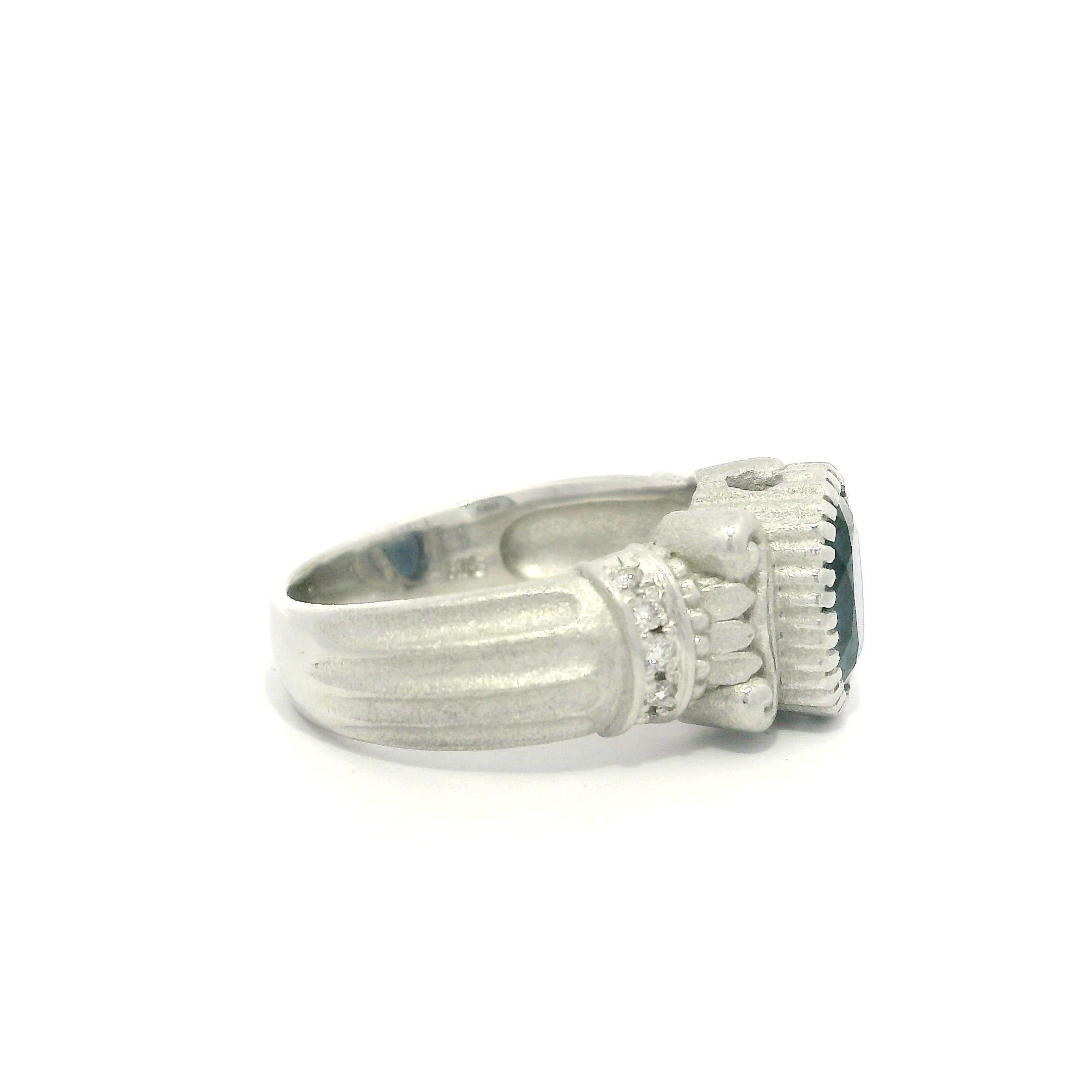 Oro Blanco GIA 2.55ct Rara Espinela Azul Oscura Diamante Chorro de Arena Columna Mate Anillo en venta 5