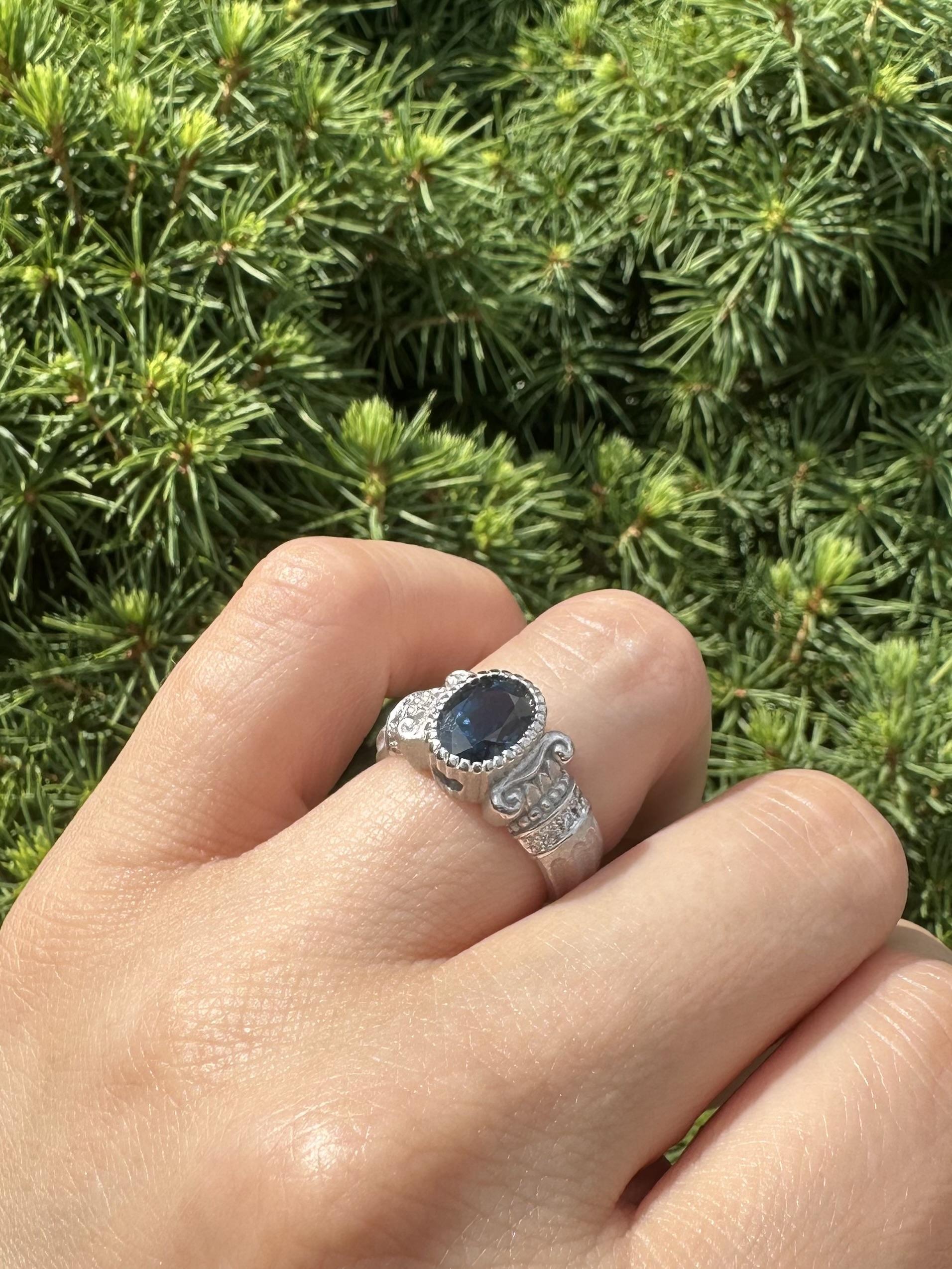 Oro Blanco GIA 2.55ct Rara Espinela Azul Oscura Diamante Chorro de Arena Columna Mate Anillo en venta 6
