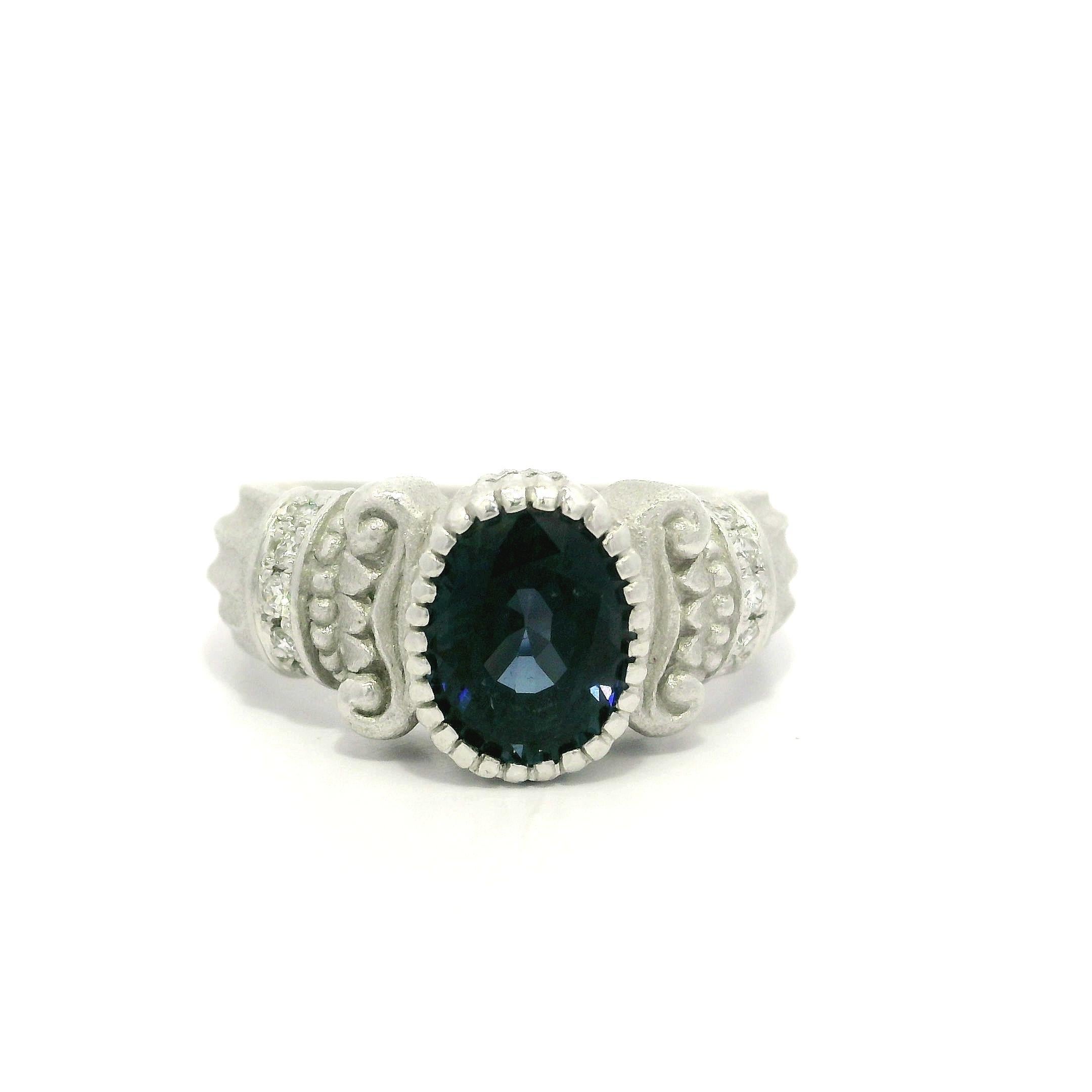 Oro Blanco GIA 2.55ct Rara Espinela Azul Oscura Diamante Chorro de Arena Columna Mate Anillo en venta 7