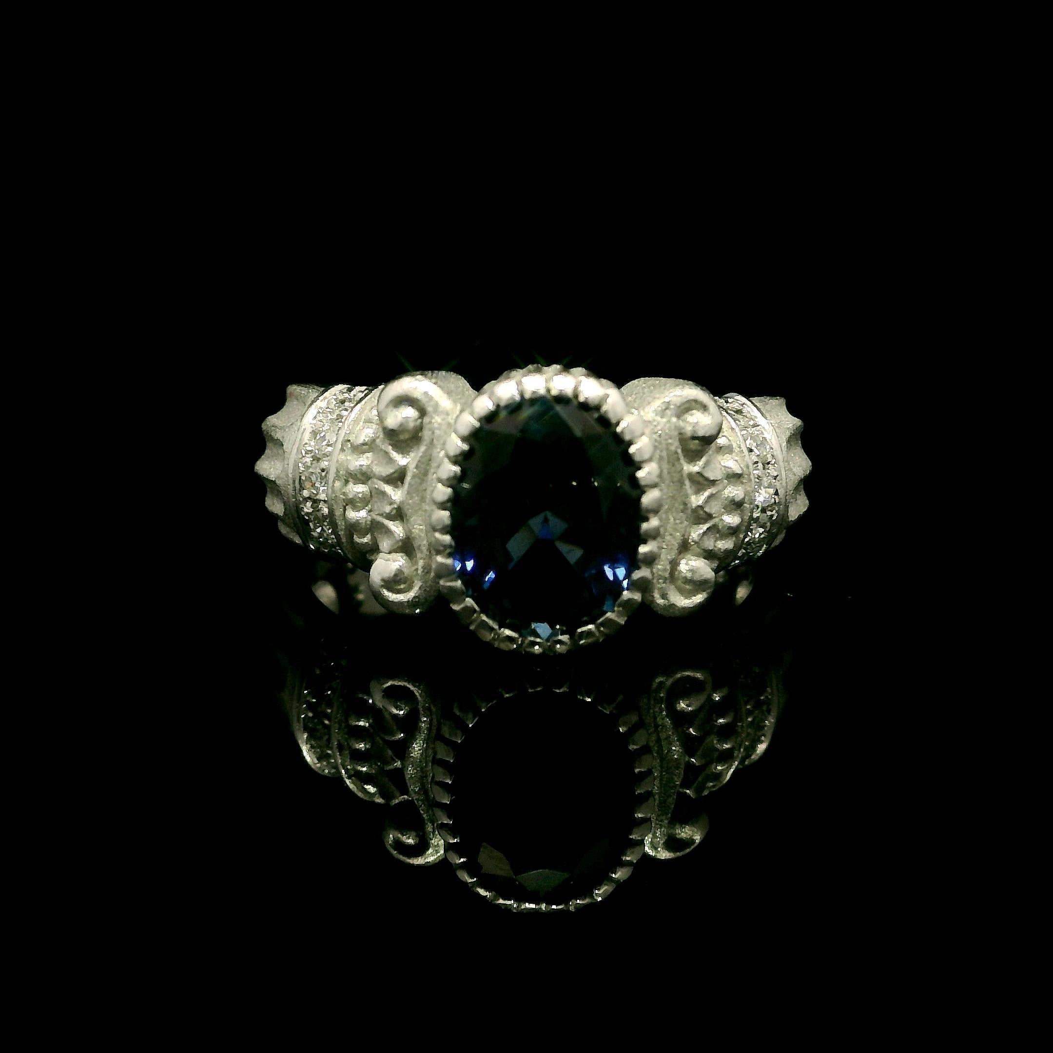Oro Blanco GIA 2.55ct Rara Espinela Azul Oscura Diamante Chorro de Arena Columna Mate Anillo en venta 8