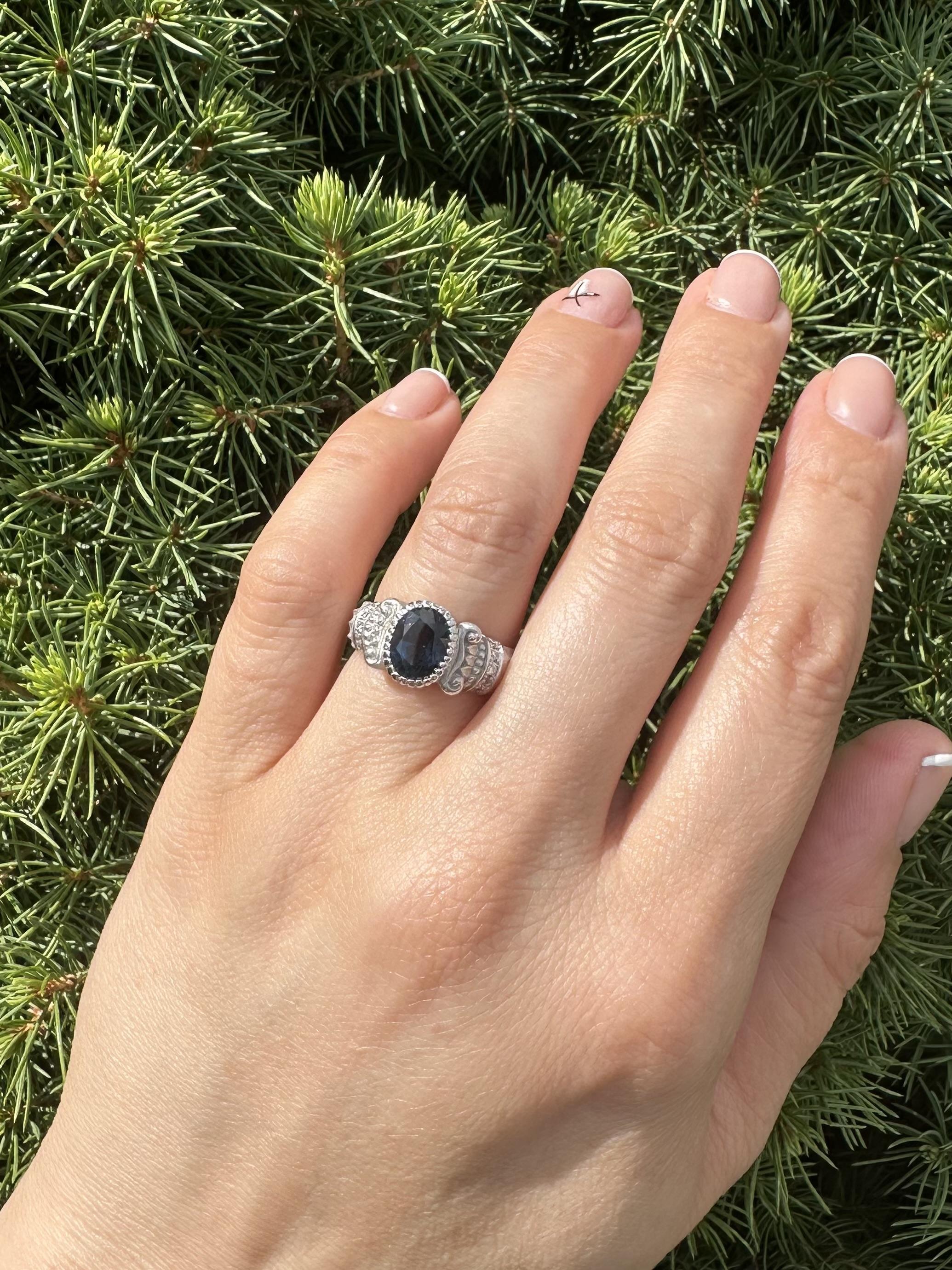 Oro Blanco GIA 2.55ct Rara Espinela Azul Oscura Diamante Chorro de Arena Columna Mate Anillo en venta 9