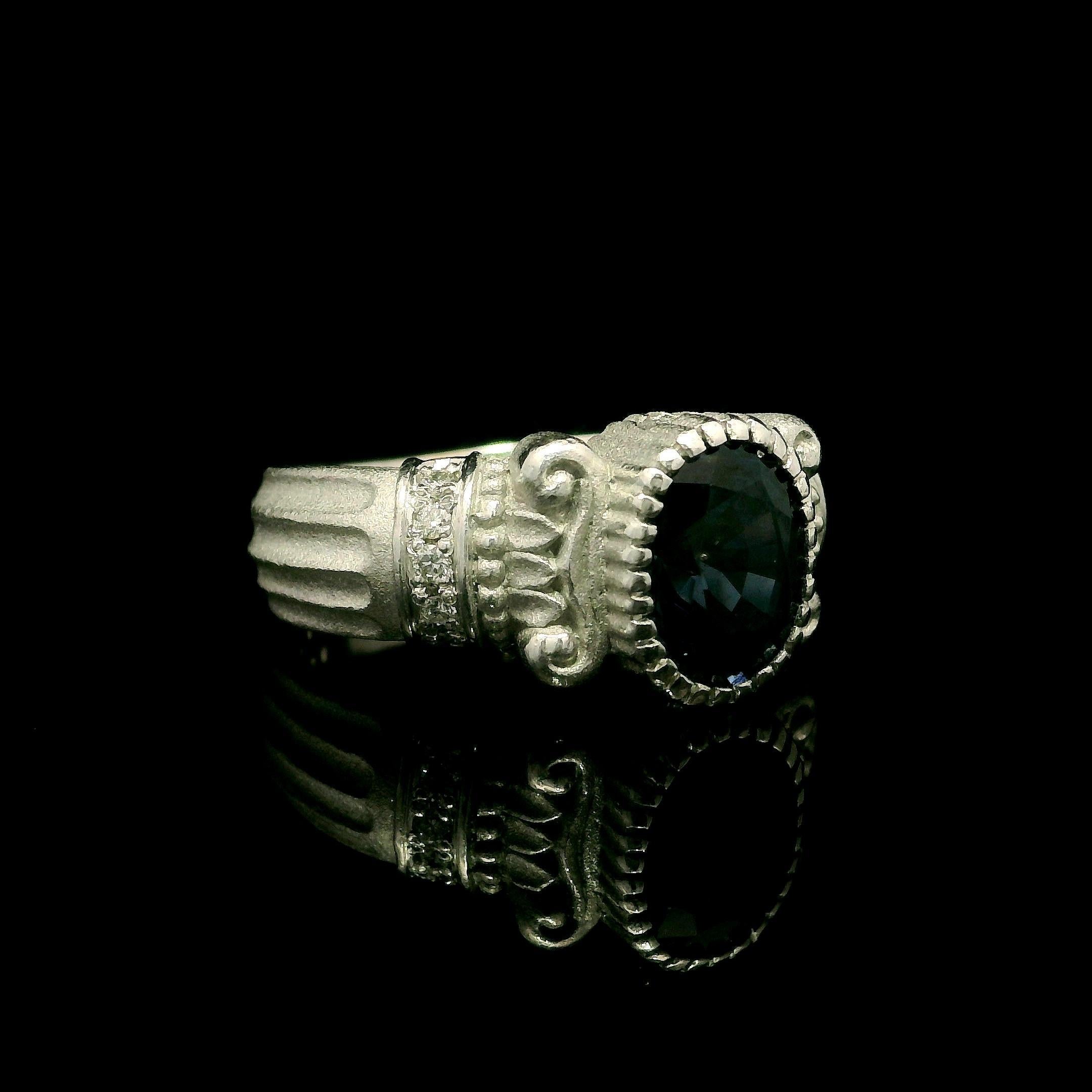 Oro Blanco GIA 2.55ct Rara Espinela Azul Oscura Diamante Chorro de Arena Columna Mate Anillo en Excelente estado para la venta en Montclair, NJ