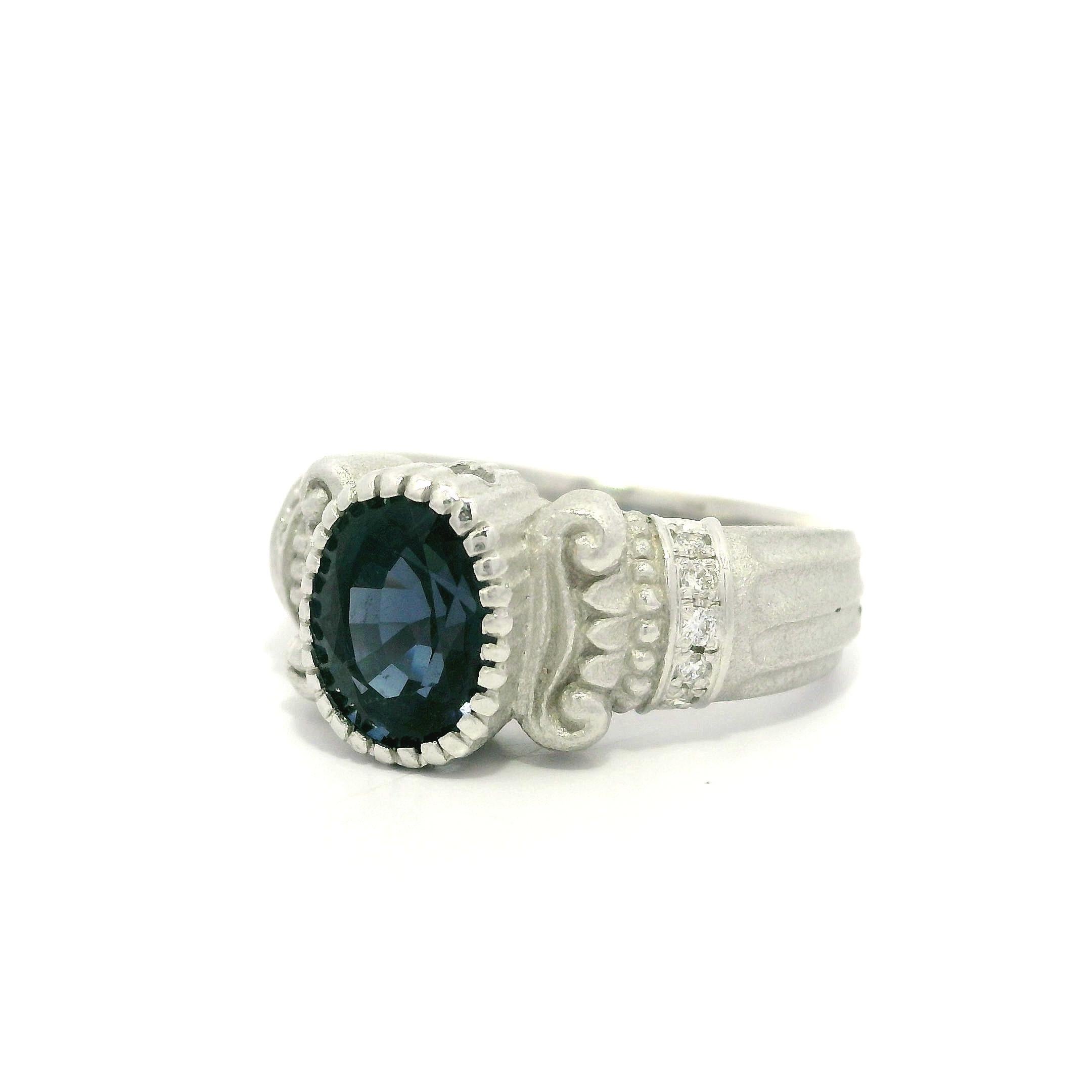 Oro Blanco GIA 2.55ct Rara Espinela Azul Oscura Diamante Chorro de Arena Columna Mate Anillo en venta 2