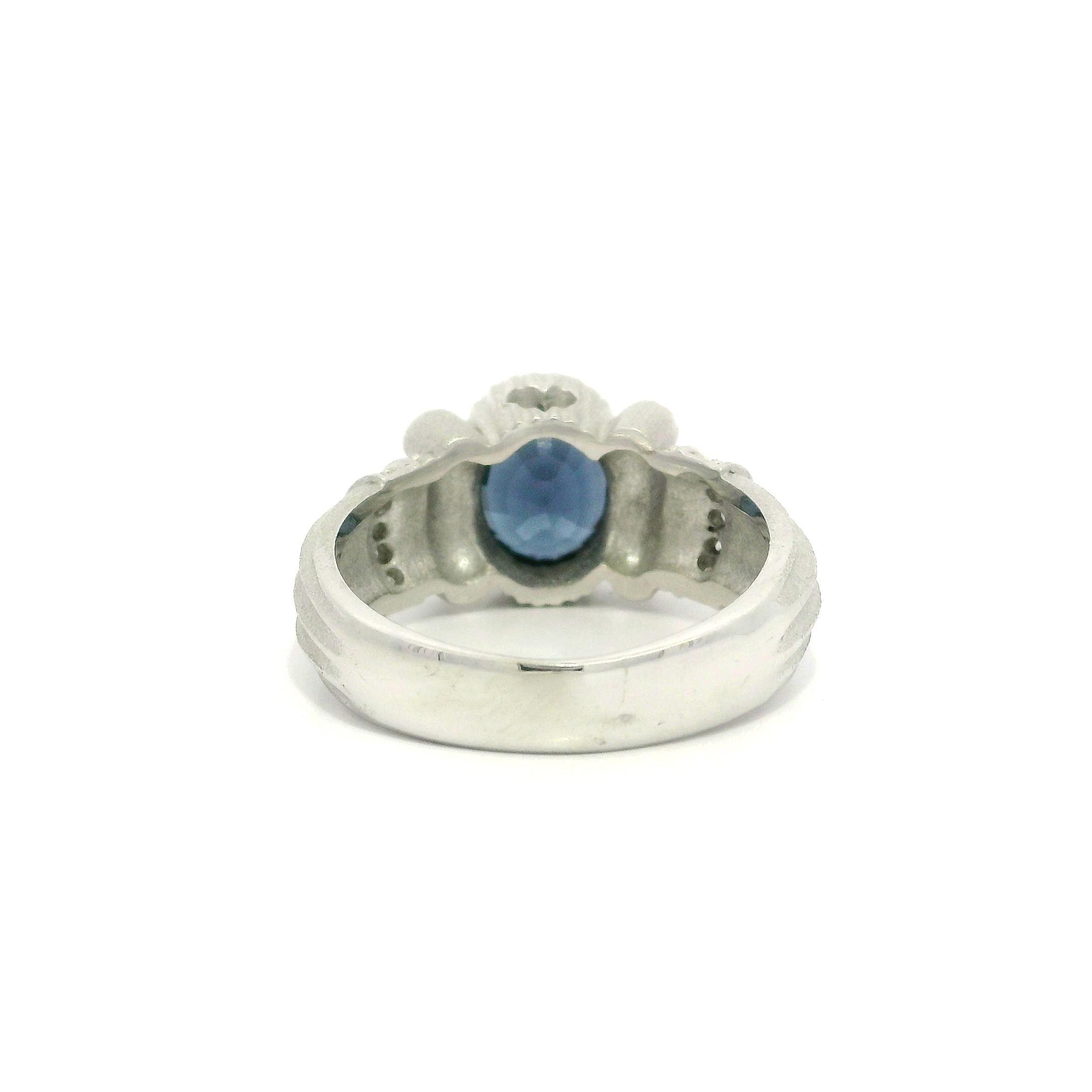 Oro Blanco GIA 2.55ct Rara Espinela Azul Oscura Diamante Chorro de Arena Columna Mate Anillo en venta 3
