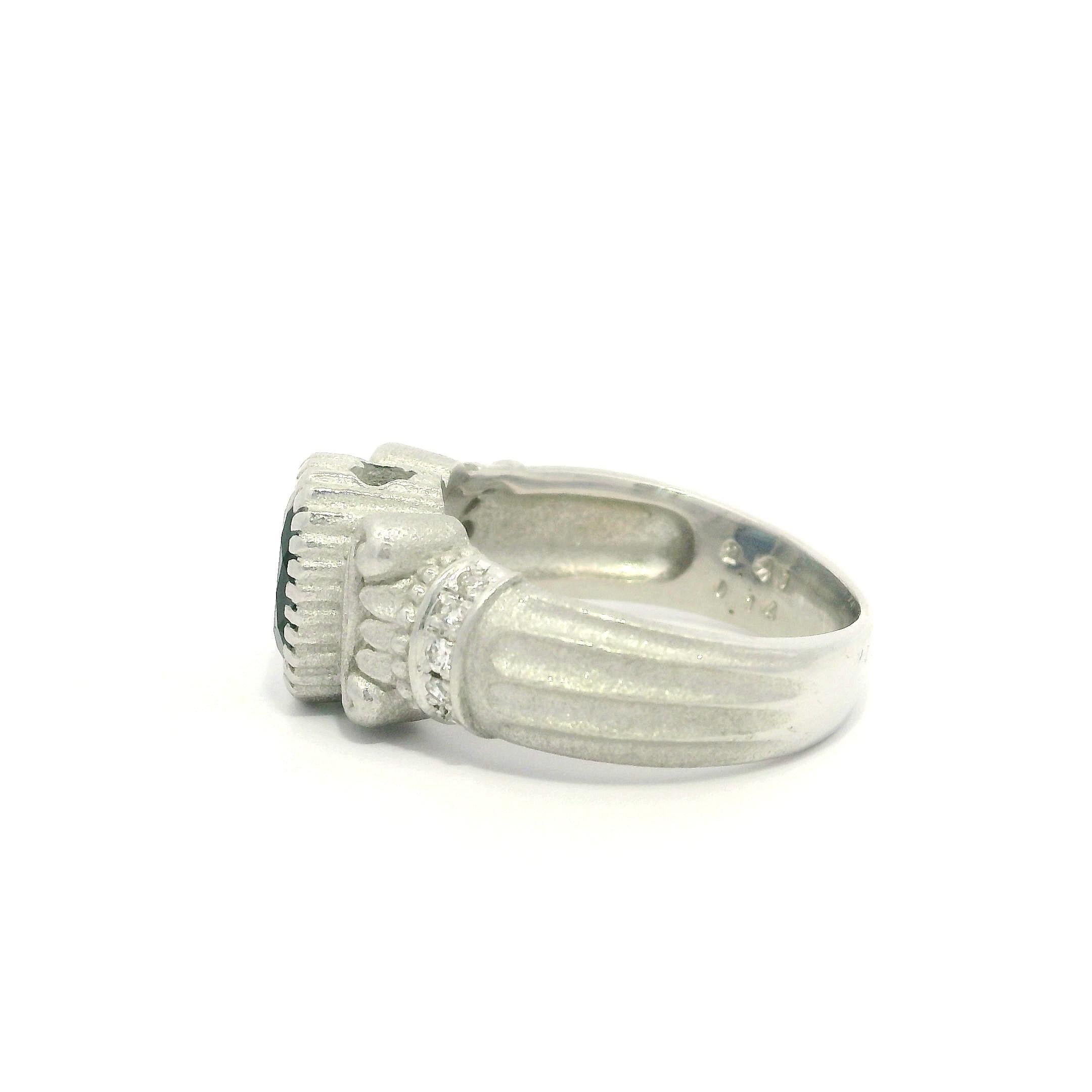 Oro Blanco GIA 2.55ct Rara Espinela Azul Oscura Diamante Chorro de Arena Columna Mate Anillo en venta 4